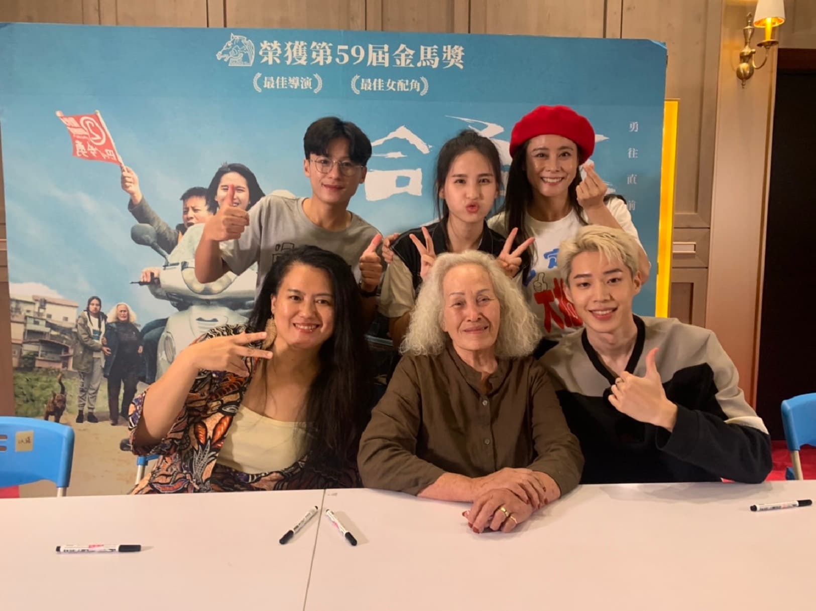 獲金馬女配角獎的林詹珍妹特地從部落下山,會合導演陳潔瑤、演員林亭莉、張祖鈞、辛甘及黃信赫,參加在台中舉辦的簽名見面會。(華映)