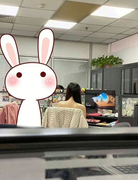 網友抱怨女同事的背影害他無法專心上班。(翻攝自臉書「爆廢公社公開版」)