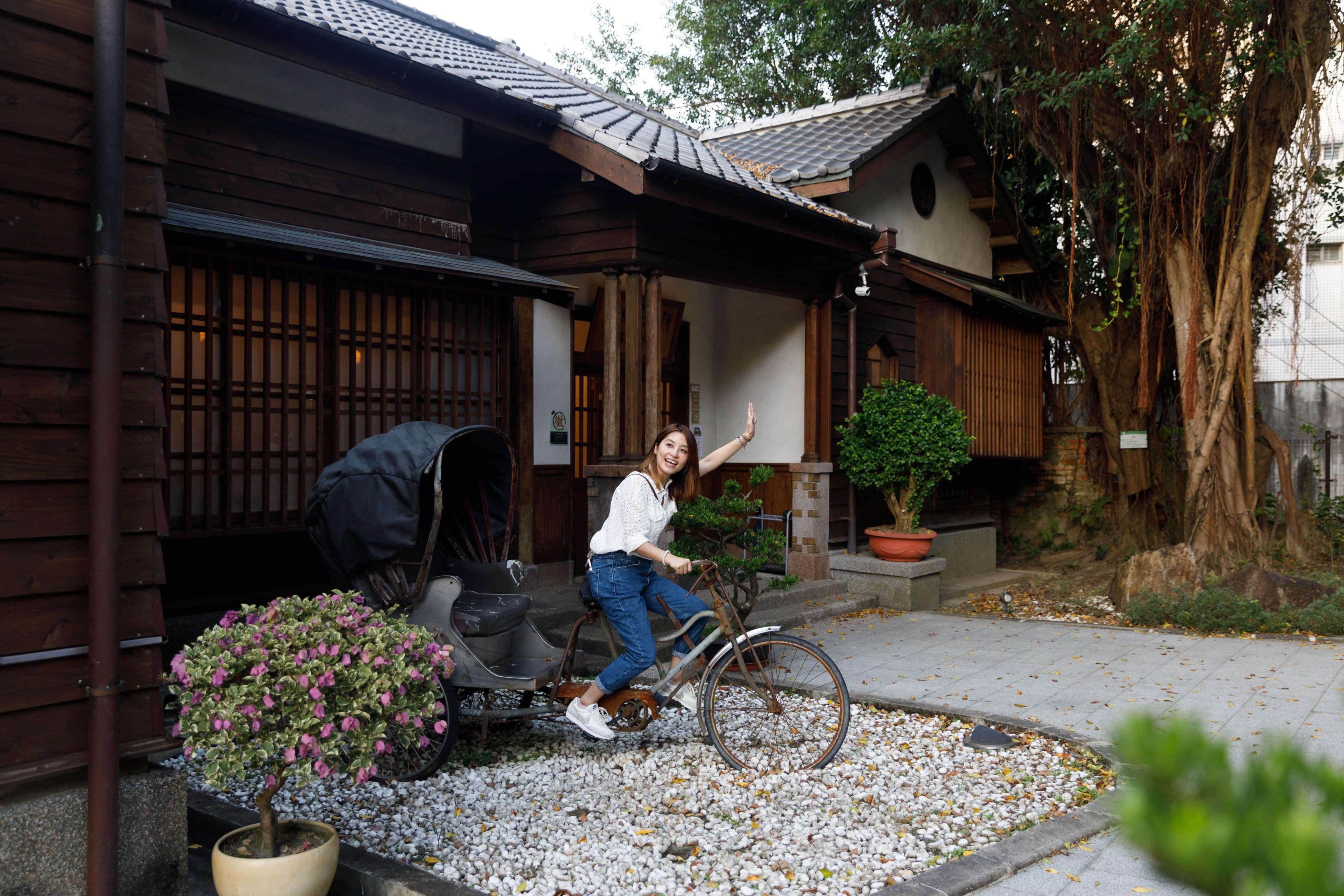 門口的老三輪車,頗有思古意境。