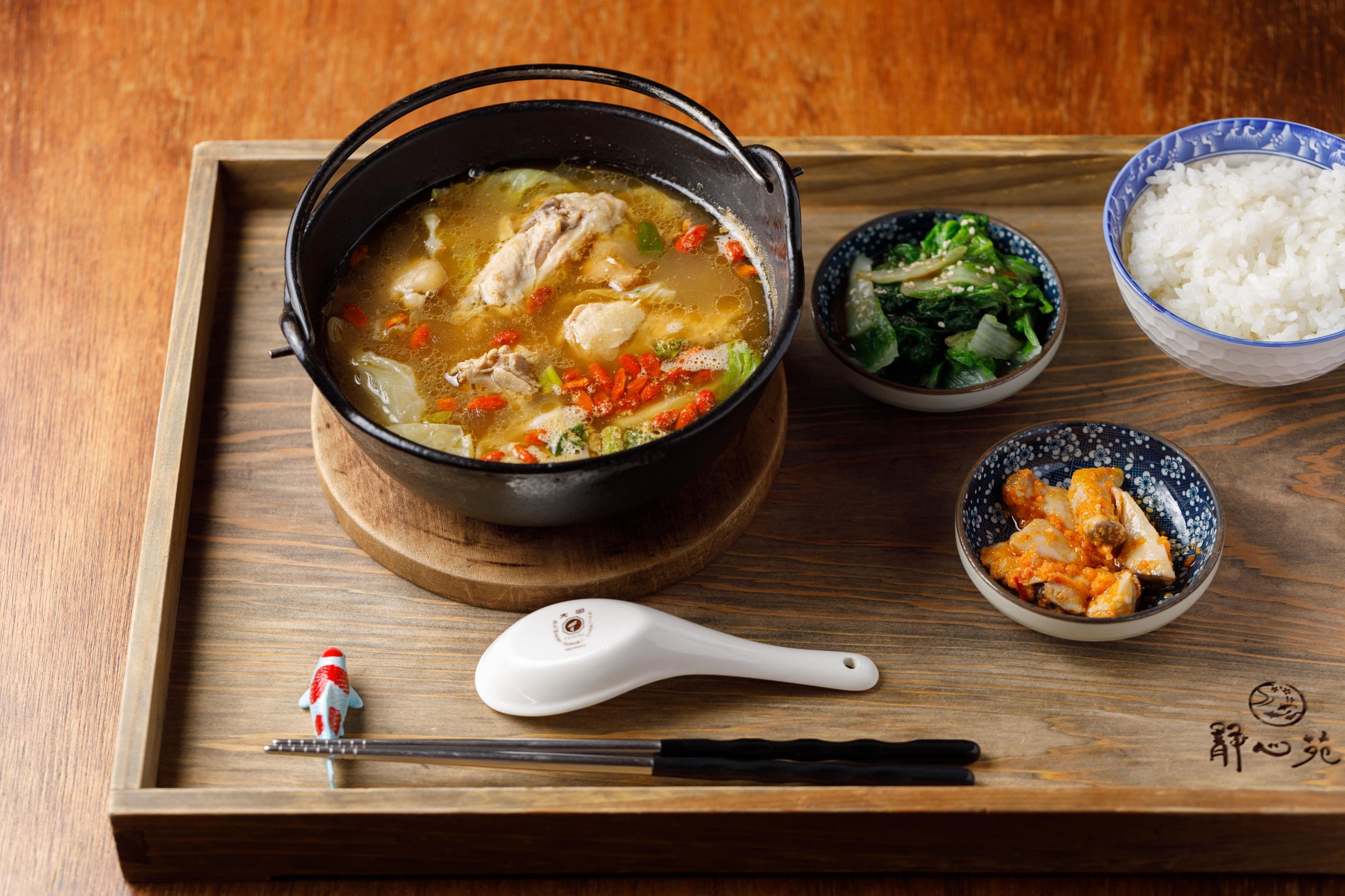 「老時光溫補麻油雞套餐」最適合這個季節享用。(360元/份)