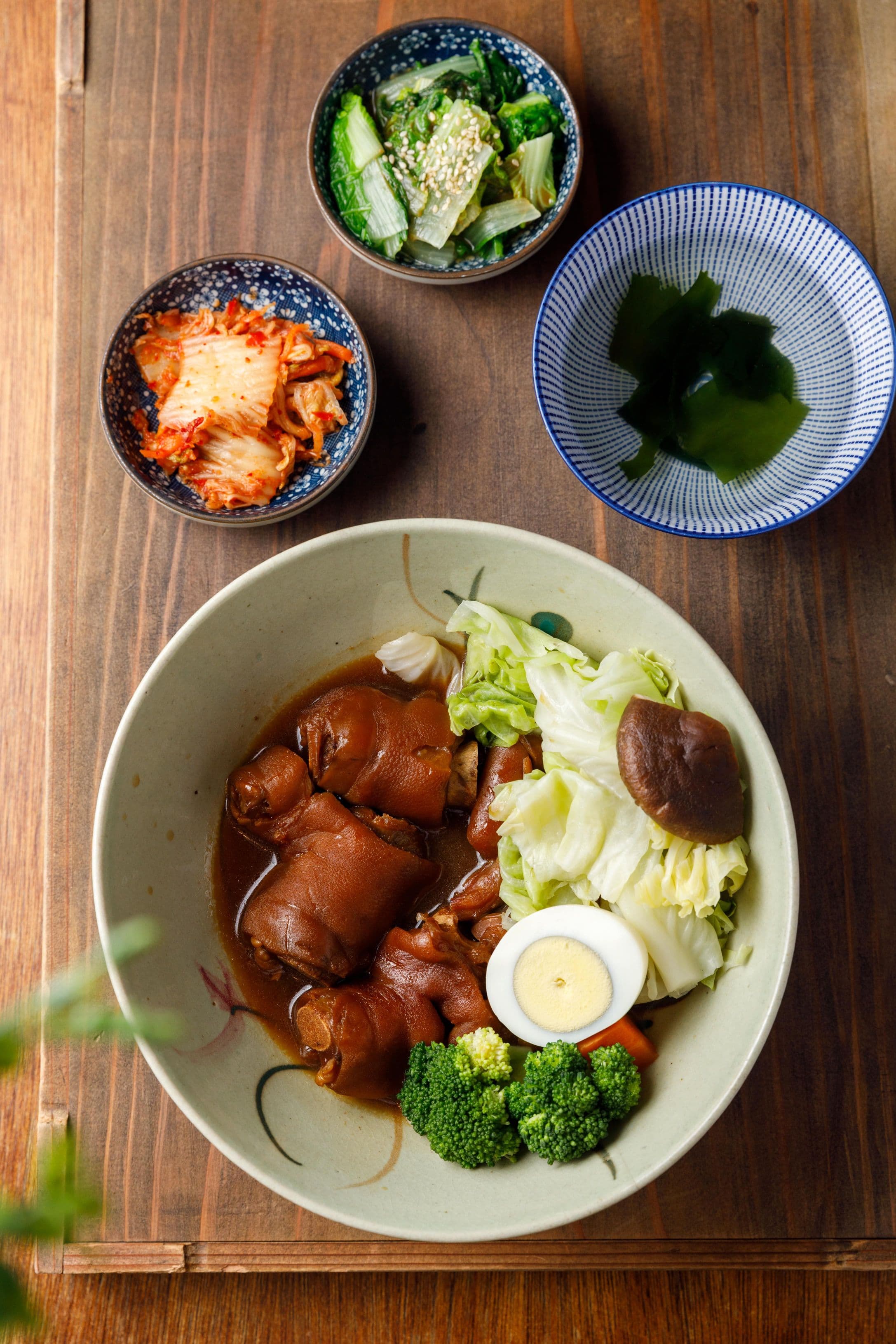 「所長最愛好運豬蹄味套餐」的豬腳滷得入味又很香,配菜健康。(300元/份)