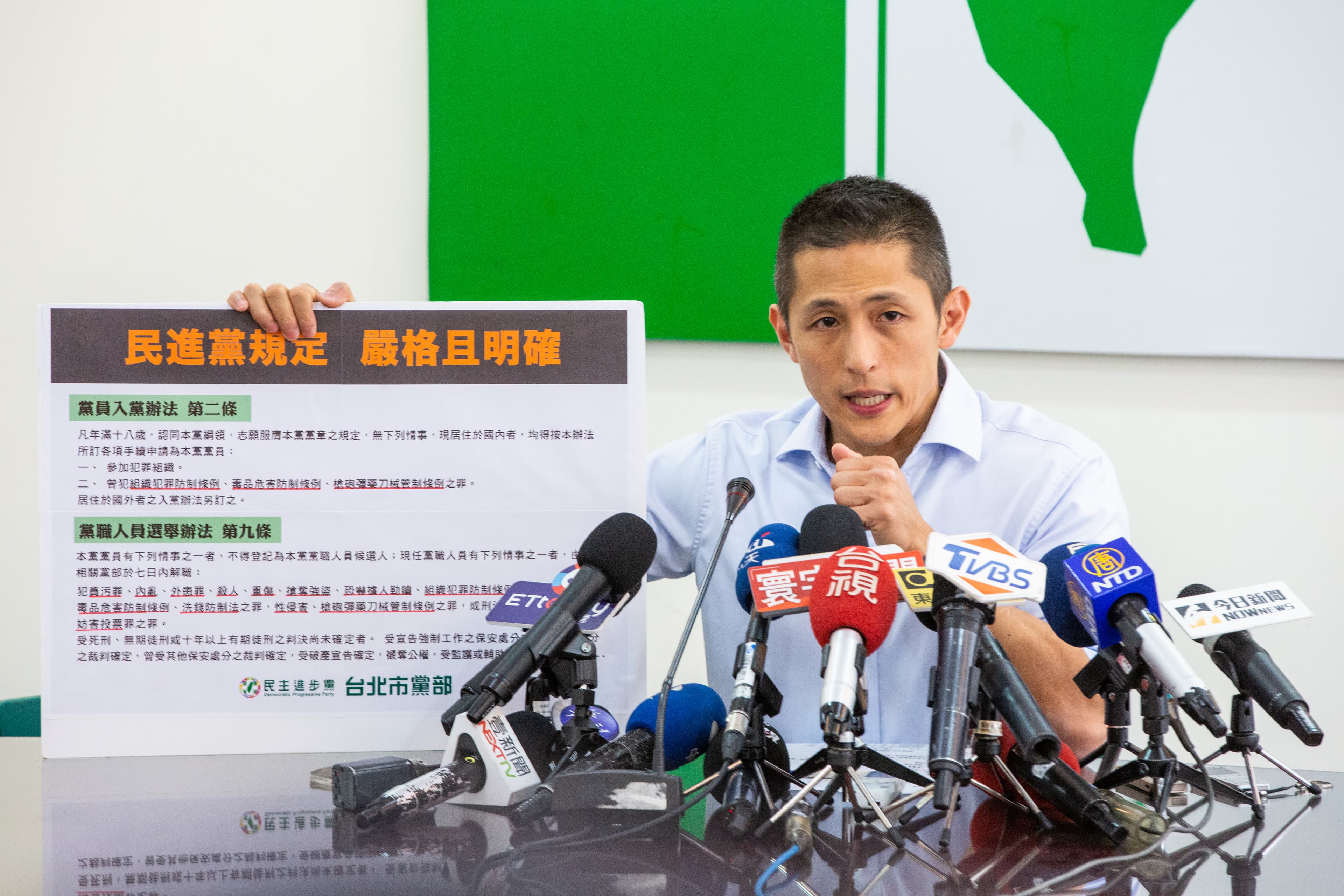 吳怡農去年初擔任民進黨北市黨部主委後爆出黑道事件,他特地召開記者會說明相關處理對策。(本刊資料照)