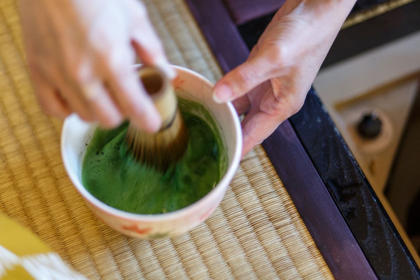 茶湯表面需打出覆蓋綿密的泡沫,才能奉上給客人。