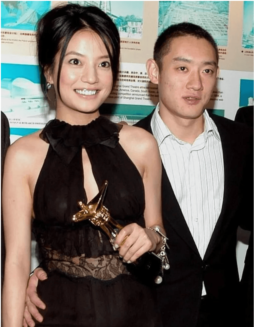 2005年上海電影節,趙薇(左)喜獲影后,富少男友汪雨(右)陪伴在側。(翻攝自知乎)