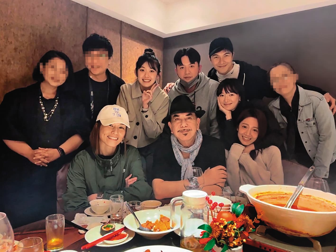 黃秋生(前中)11月下旬就帶過該女伴(前左)出席飯局,而且座位緊緊相鄰。(翻攝自黃秋生臉書)