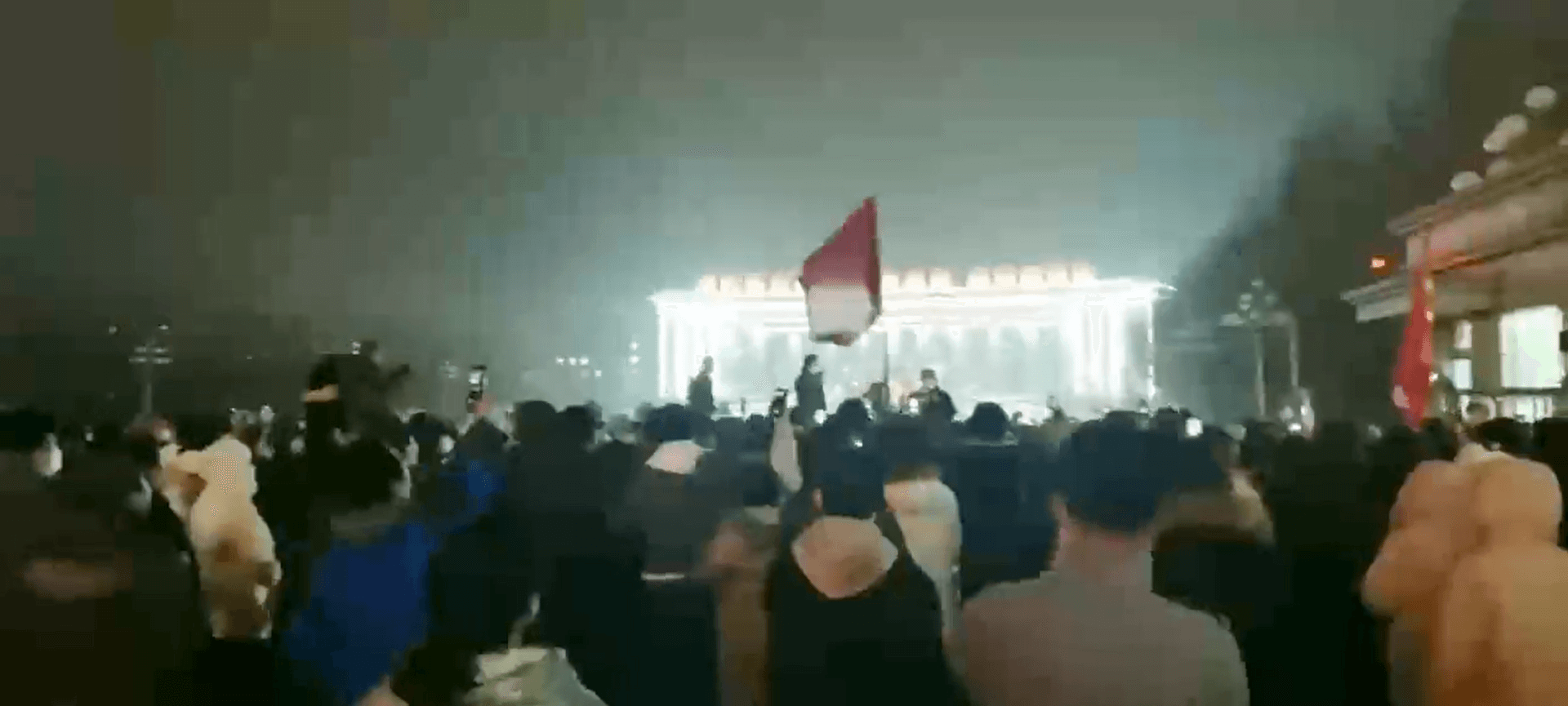 示威者以漢族人居多,維族人遭受多年壓迫,已噤若寒蟬。