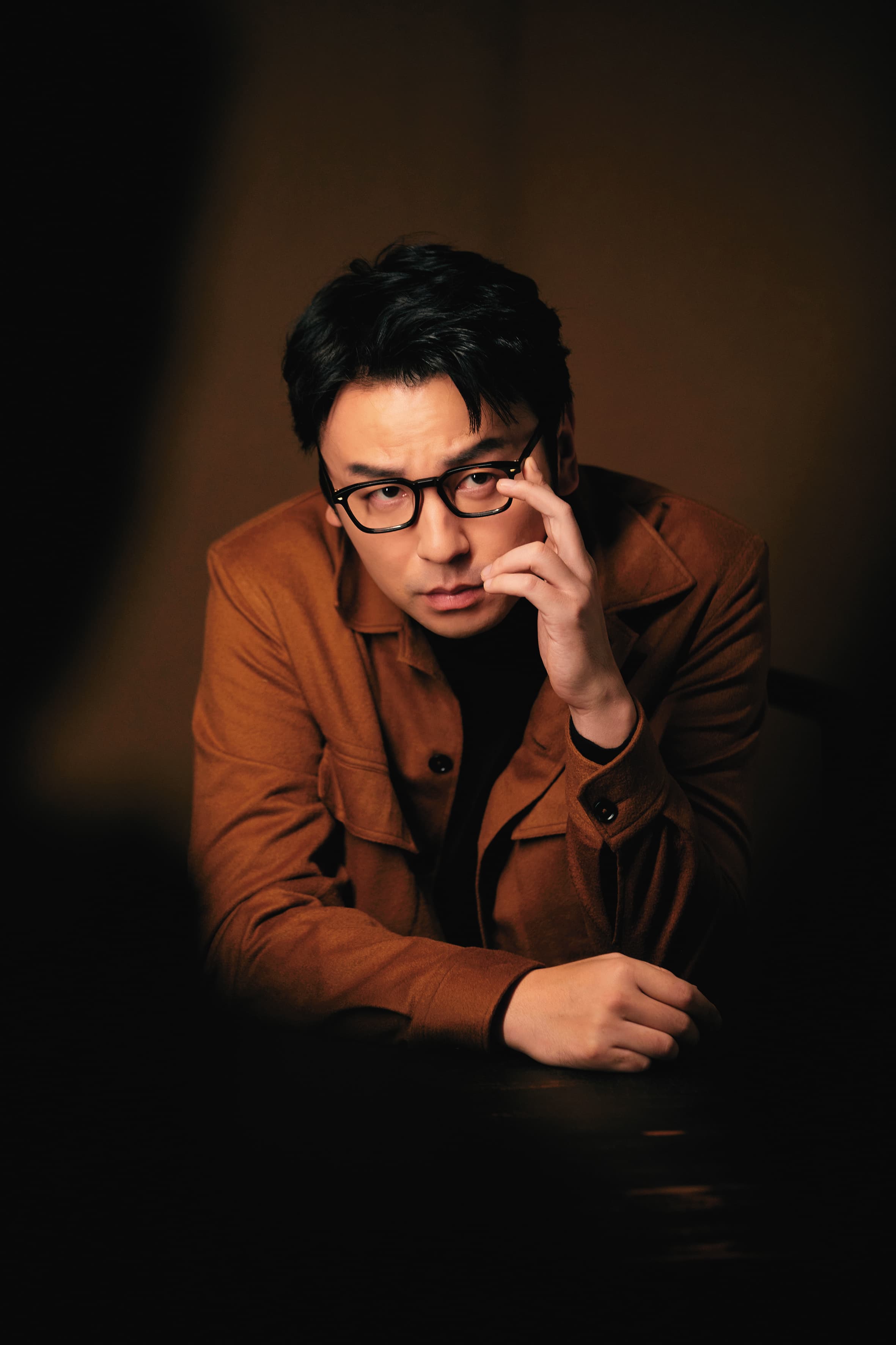 雷佳音婚後與長髮女子親暱聊天,工作室澄清只是朋友而已。(翻攝自雷佳音工作室微博)