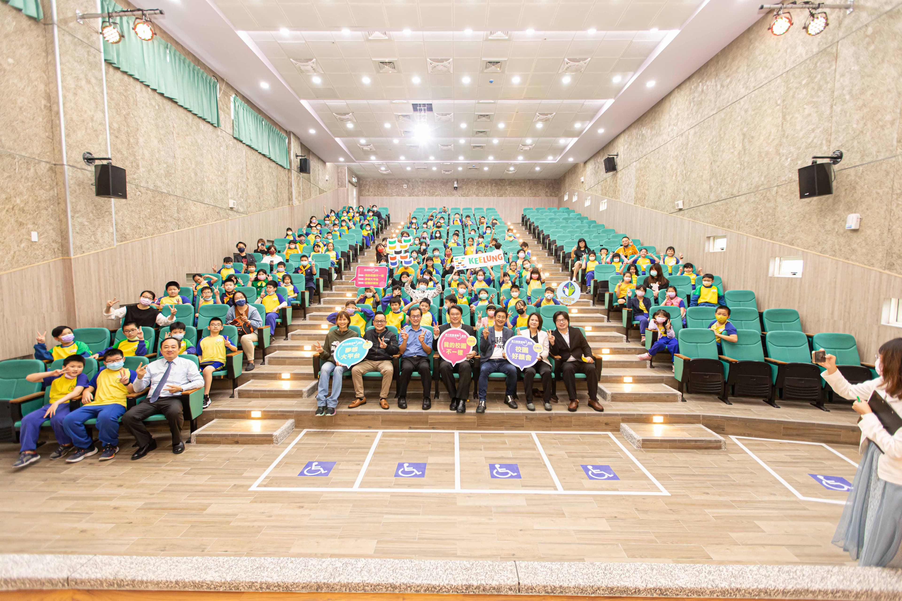 信義國小新建的演藝廳,除供學生音樂、戲劇演出使用,也讓市中心多一處社區演藝表演舞台。