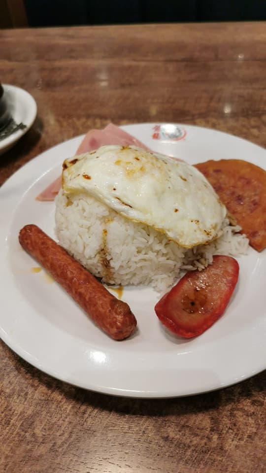 一盤港式五寶飯因為賣相過於寒酸,在社群掀起熱議。(翻攝自臉書「香港茶餐廳及美食關注組中」)