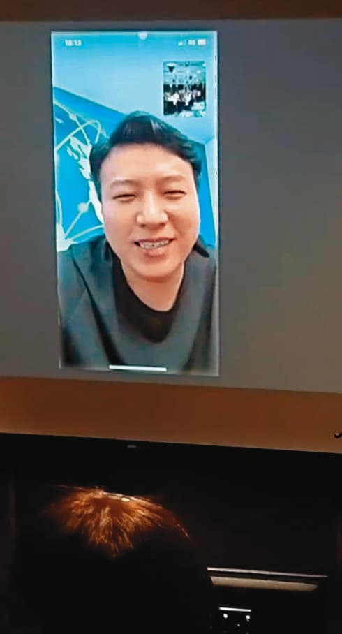 香港百麗集團負責人陳嘉和(圖)經常做公益,今年2月還隔海以視訊在台灣員工春酒中致詞。(讀者提供)