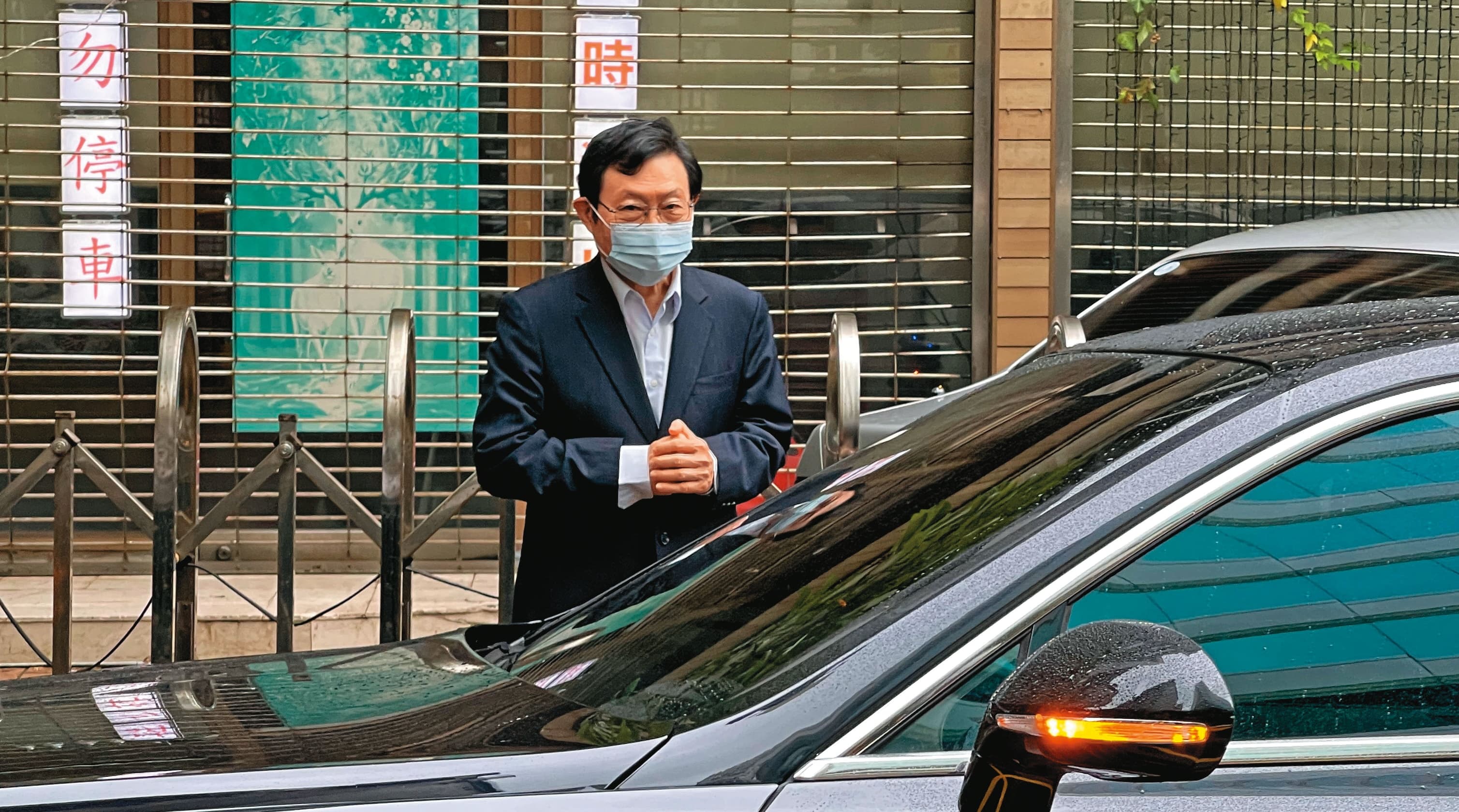 12/09 09:25 新娘父親難掩不捨,以拱手姿勢請託林家照顧女兒。