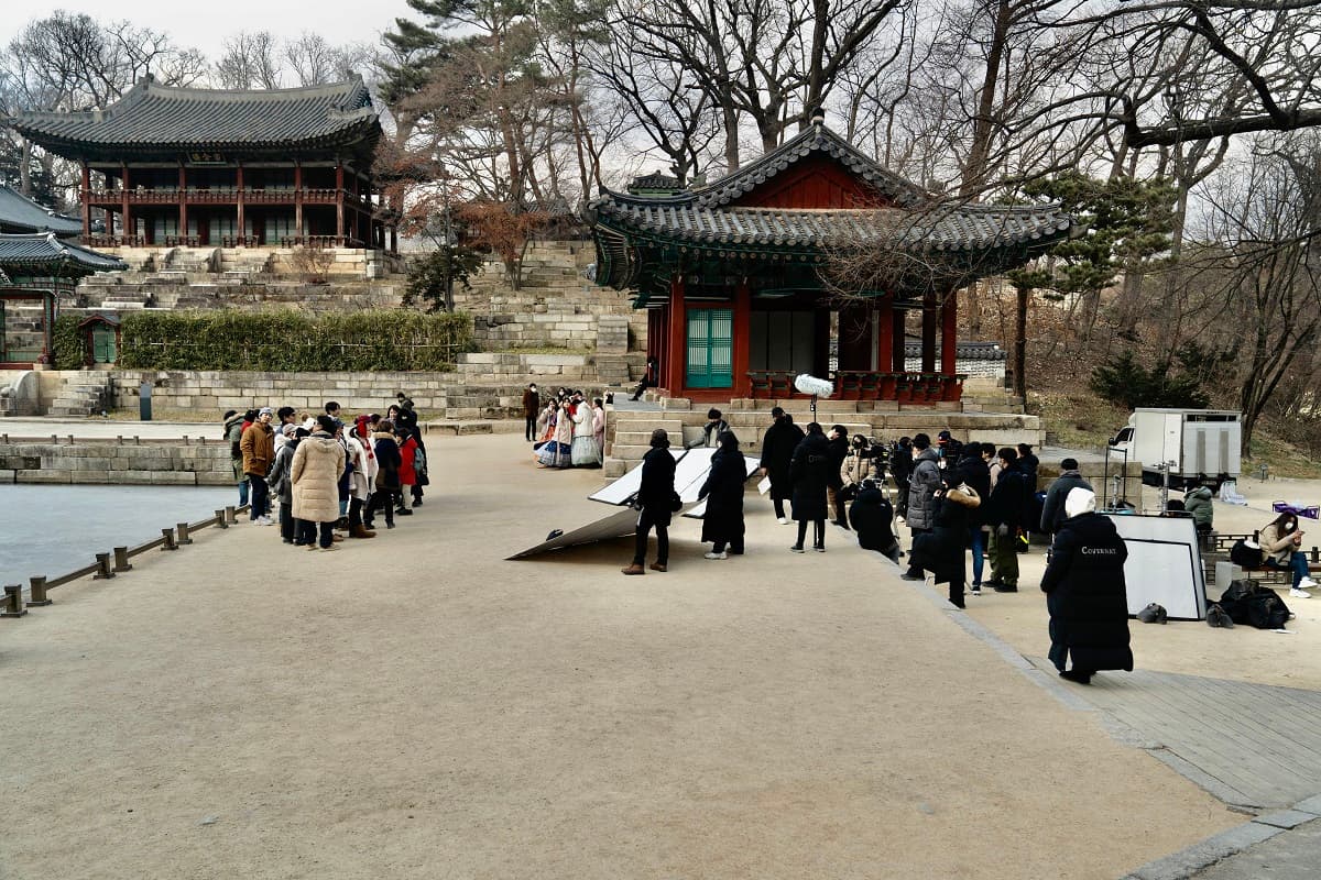 電影中有高達8成以上的場景在韓國拍攝,並赴當地景福宮等景點取景。(采昌提供)
