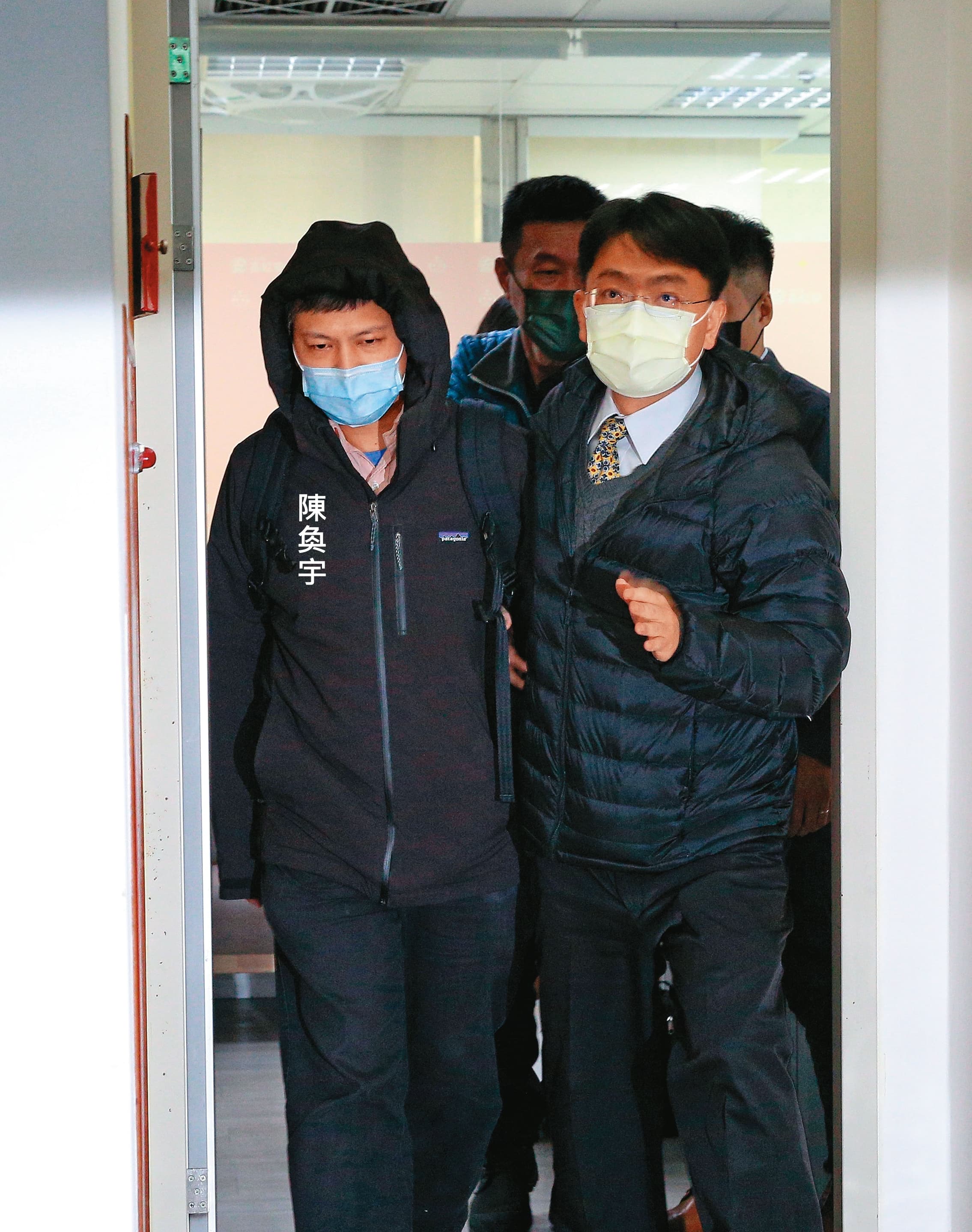 高辦遭搜索,辦公室主任陳奐宇也遭約談,並交出手機及筆電提供檢調調查。