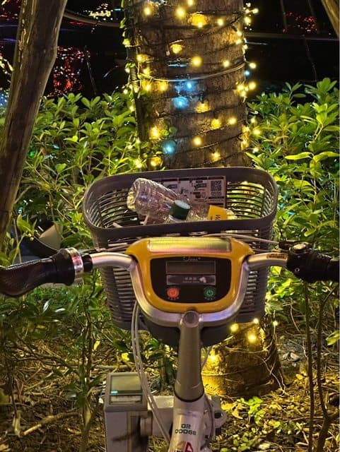 網友發現這一兩年來發現越來越多人把Ubike菜籃當垃圾桶。(翻攝PTT)