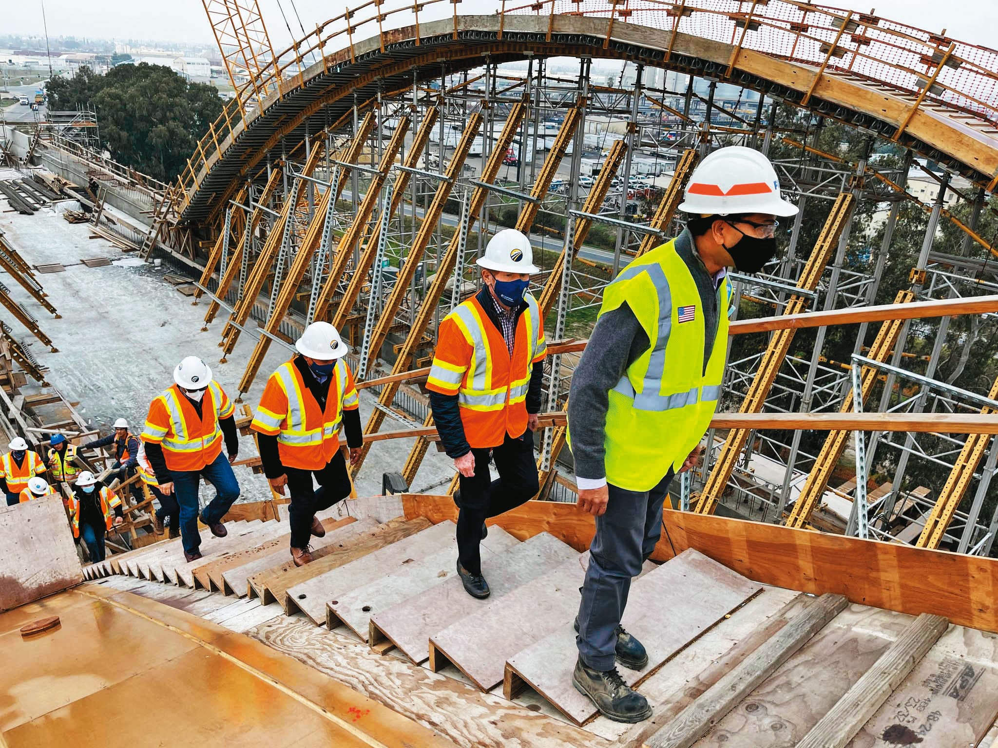 美國積極發展基礎建設,法人認為可留意相關鋼鐵股。(翻攝California High-Speed Rail Authority臉書)
