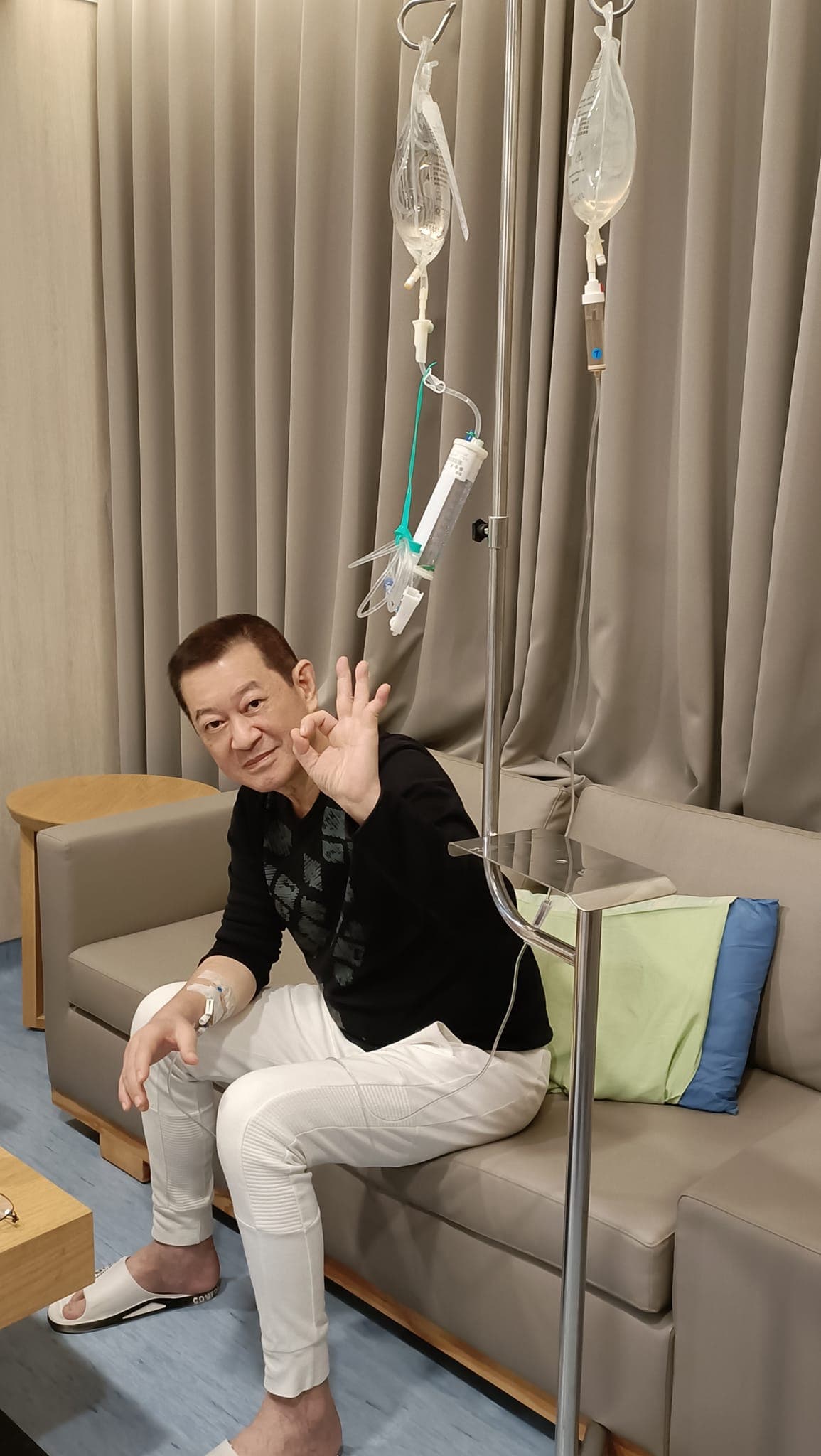 蔡小虎在病房拍照,在臉書向外界報平安。(翻攝蔡小虎國際粉絲團臉書)