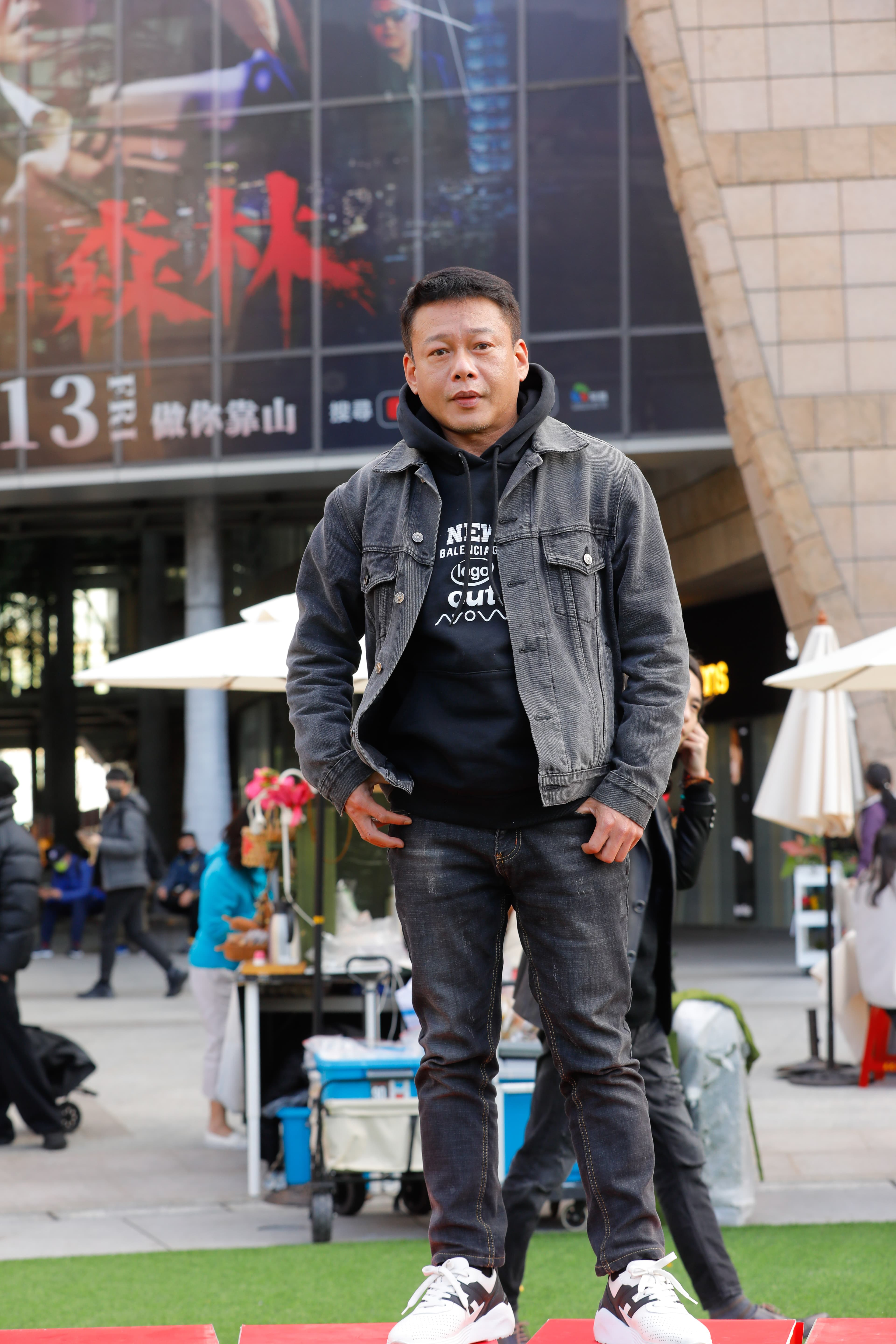 演黑道大哥的李康生戲裡身上有刺青,上妝過程繁雜,他曾長達10天無法洗澡,只能擦澡。