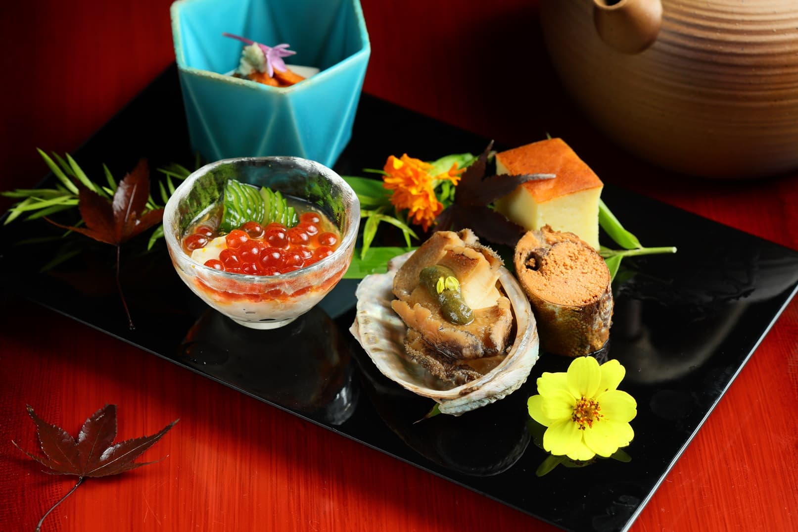 前菜「八寸」的磯煮鮑魚、秋刀南蠻漬、生筋子湯葉、白子豆腐海膽、江戶前玉子燒,每一道都吃得出主廚功力。(3,600元套餐菜色)
