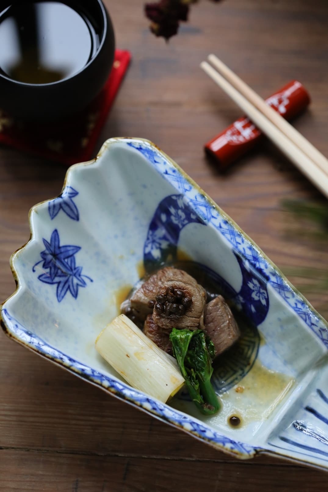 菲力牛搭配油菜花、大蔥與有馬山椒。(3,600元套餐菜色)