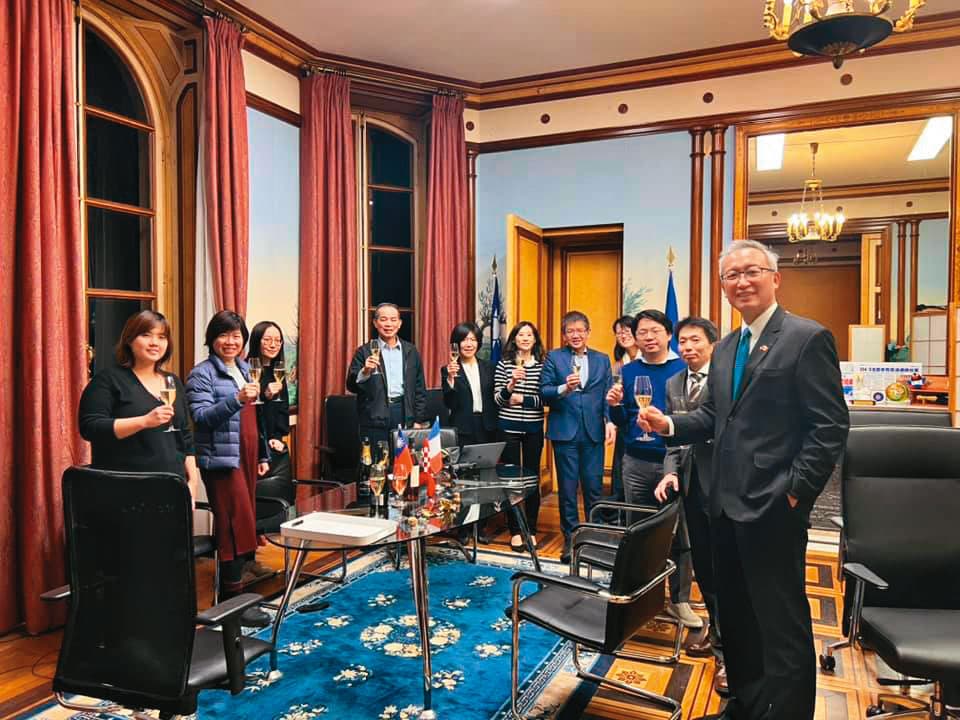 法國史上首次上下議會皆通過挺台法案,吳志中(右1)與駐法國代表處同仁一同慶祝。(翻攝吳志中臉書)