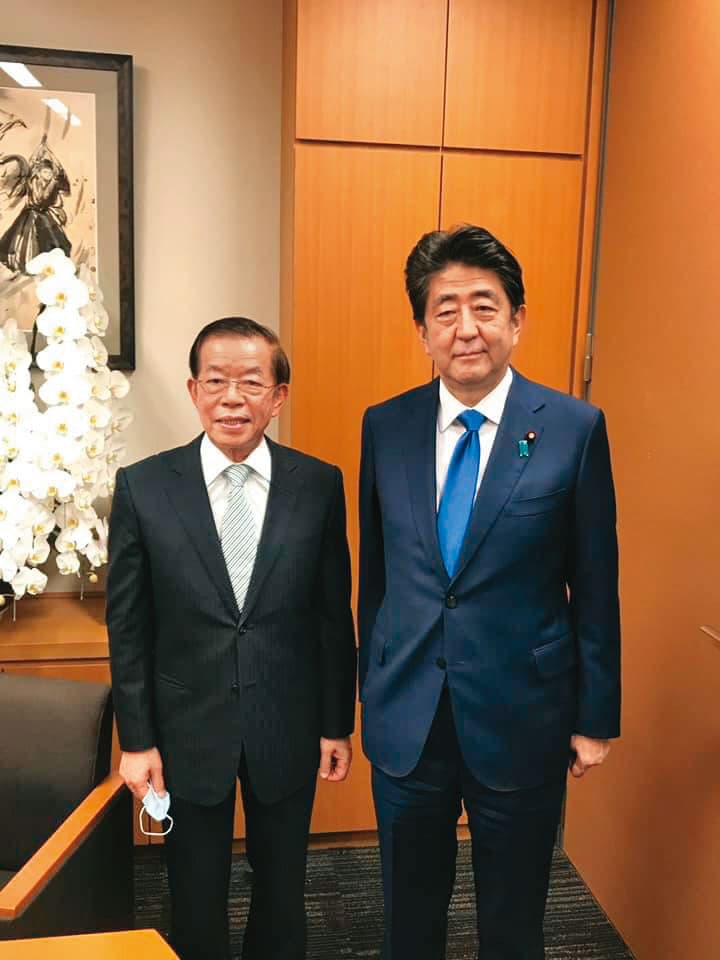 謝長廷(左)與日本已故前首相安倍晉三(右)私交甚篤。(翻攝謝長廷臉書)