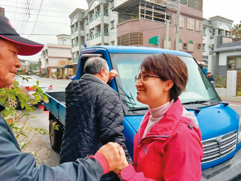 2020年蕭美琴(右)爭取連任立委失利,支持群眾一見她就落淚,讓她哽咽:「不要哭!」(翻攝蕭美琴臉書)