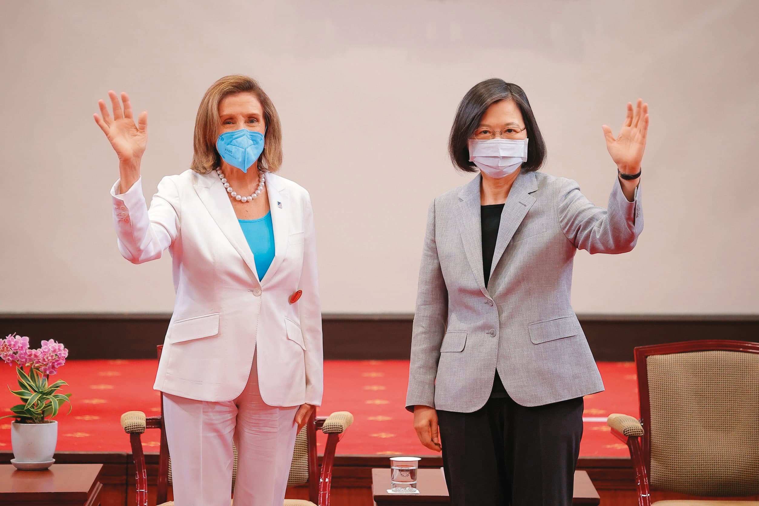 今年8月,時任美國眾議院議長的裴洛西(左)訪台,這是自1997年美國眾議院議長金瑞契之後,美方訪台的最高層級。(總統府提供)