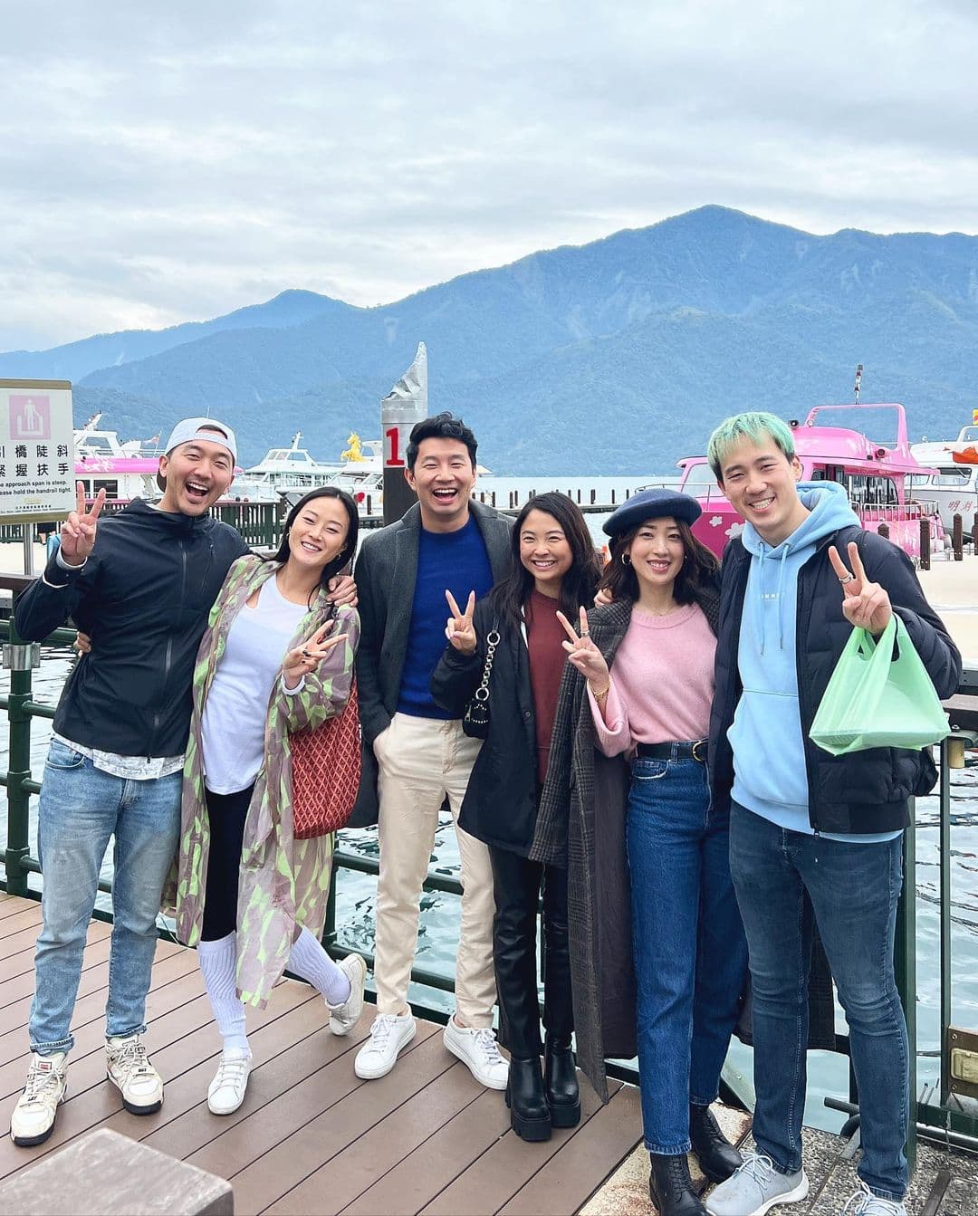 劉思慕和女友、好友們去日月潭觀光,(翻攝simuliu IG)
