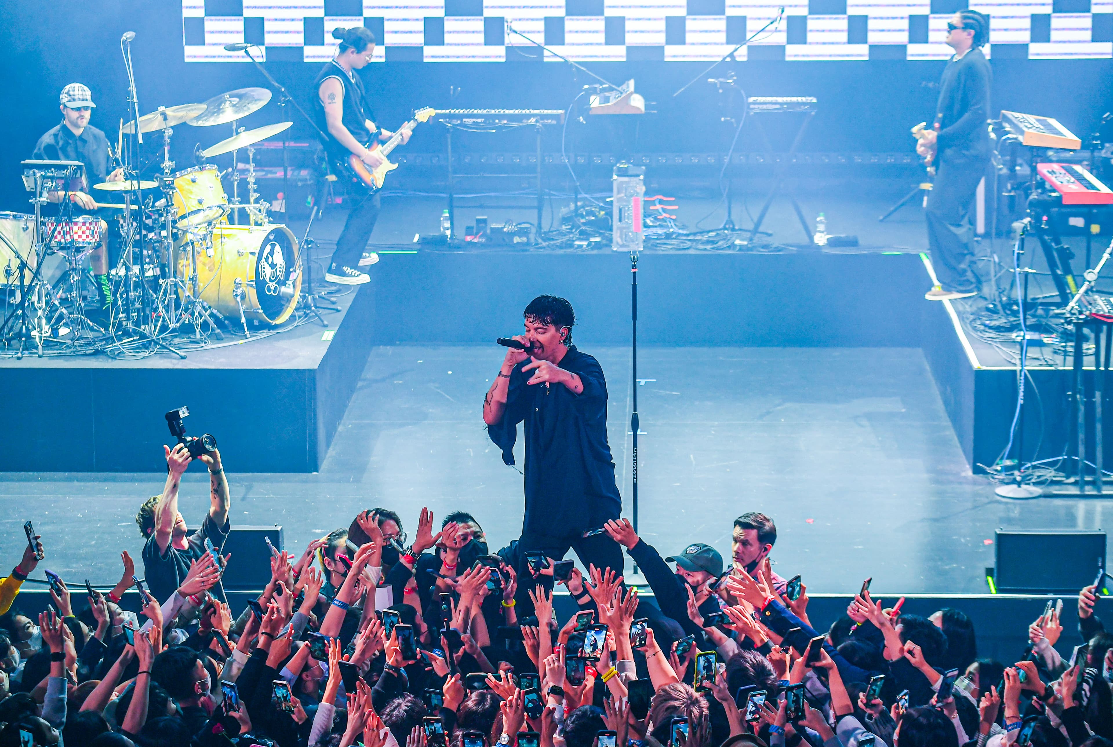 美國樂團「LANY」在Zepp New Taipei連唱兩天門票秒殺,主唱靠近觀眾席互動引來熱烈簇擁。(Live Nation Taiwan提供)