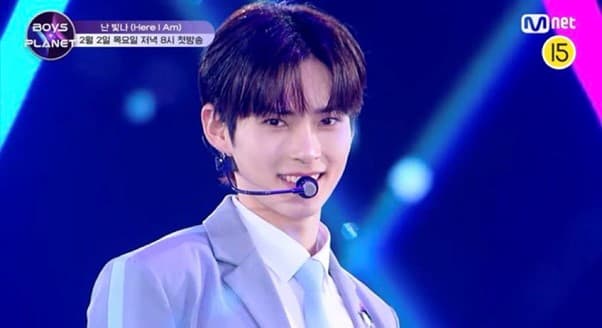 成韓彬被選為《Boys Planet》主題曲的C位,外型引發熱烈討論。(翻攝自Mnet畫面)