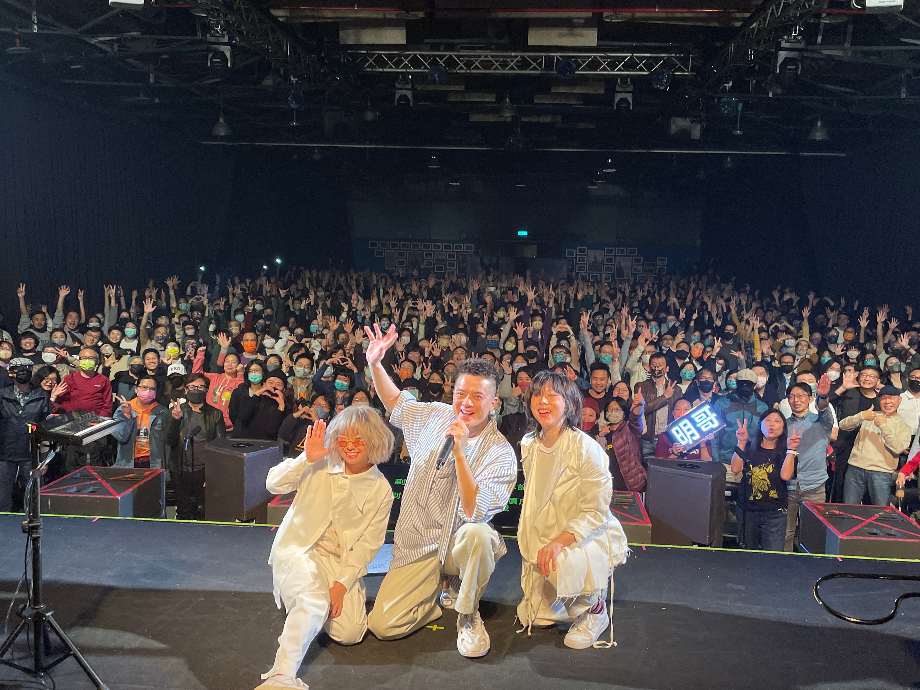 黃耀明與音樂總監李端嫻(右)、吉他手Soni(左)與歌迷大合照,整場演唱會氣氛都相當熱烈。(攝影:Cheehaur)