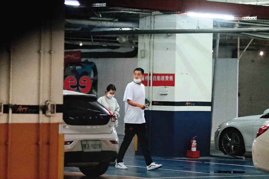 李佳穎(左)斷開男模後,新歡是羊肉爐店老闆(右),這家店也時常被媒體介紹。