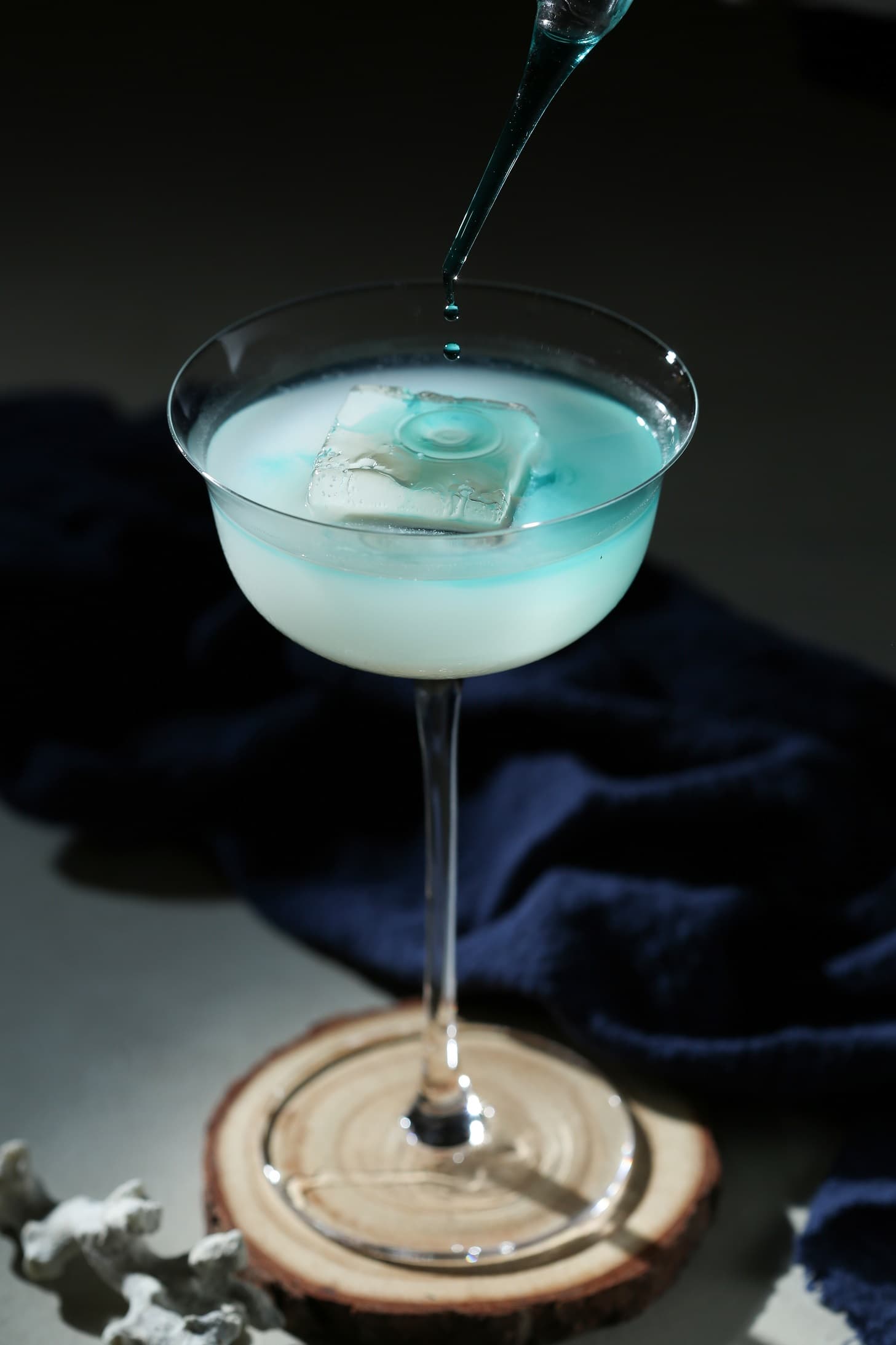 「冰河」以Pisco、薏仁漿及甜白酒調成,滴入浸泡過海苔的琴酒並加入白胡椒加深冰河意象。