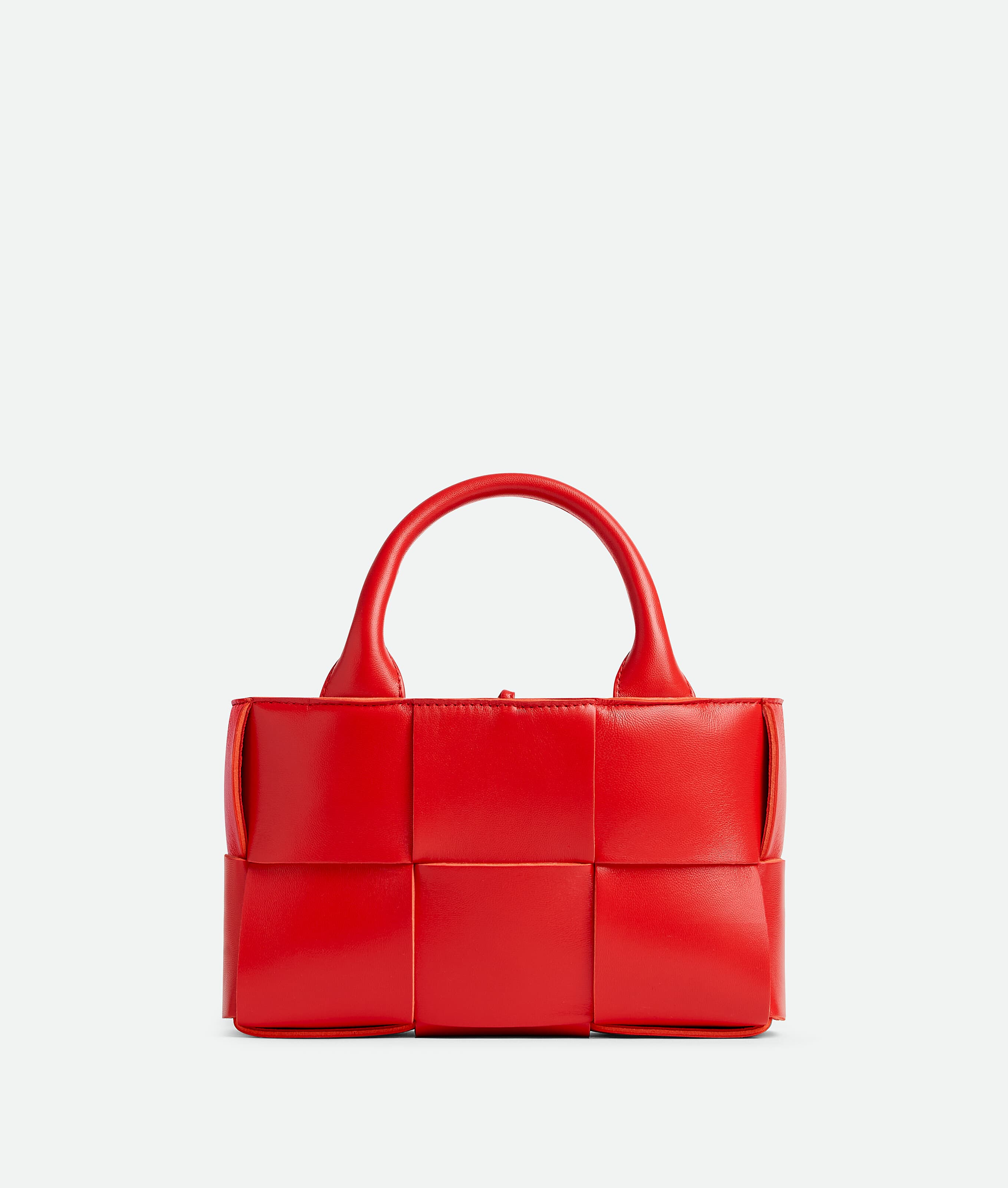 CANDY ARCO 豔紅色托特包 NT$ 74,900。(Bottega Veneta)