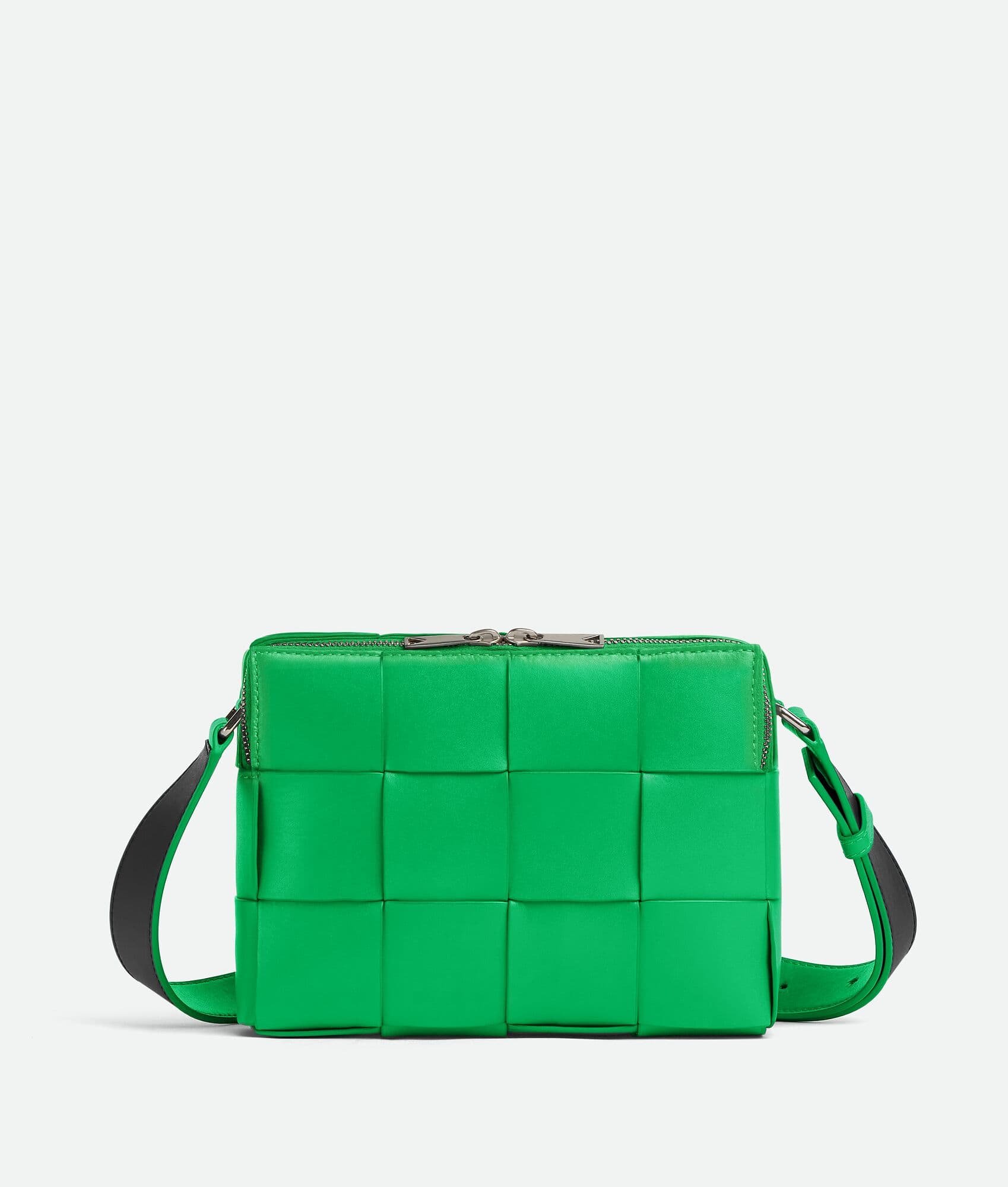 CASSETTE 鸚鵡綠編織皮革混色斜背包 NT$ 69,900。(Bottega Veneta)