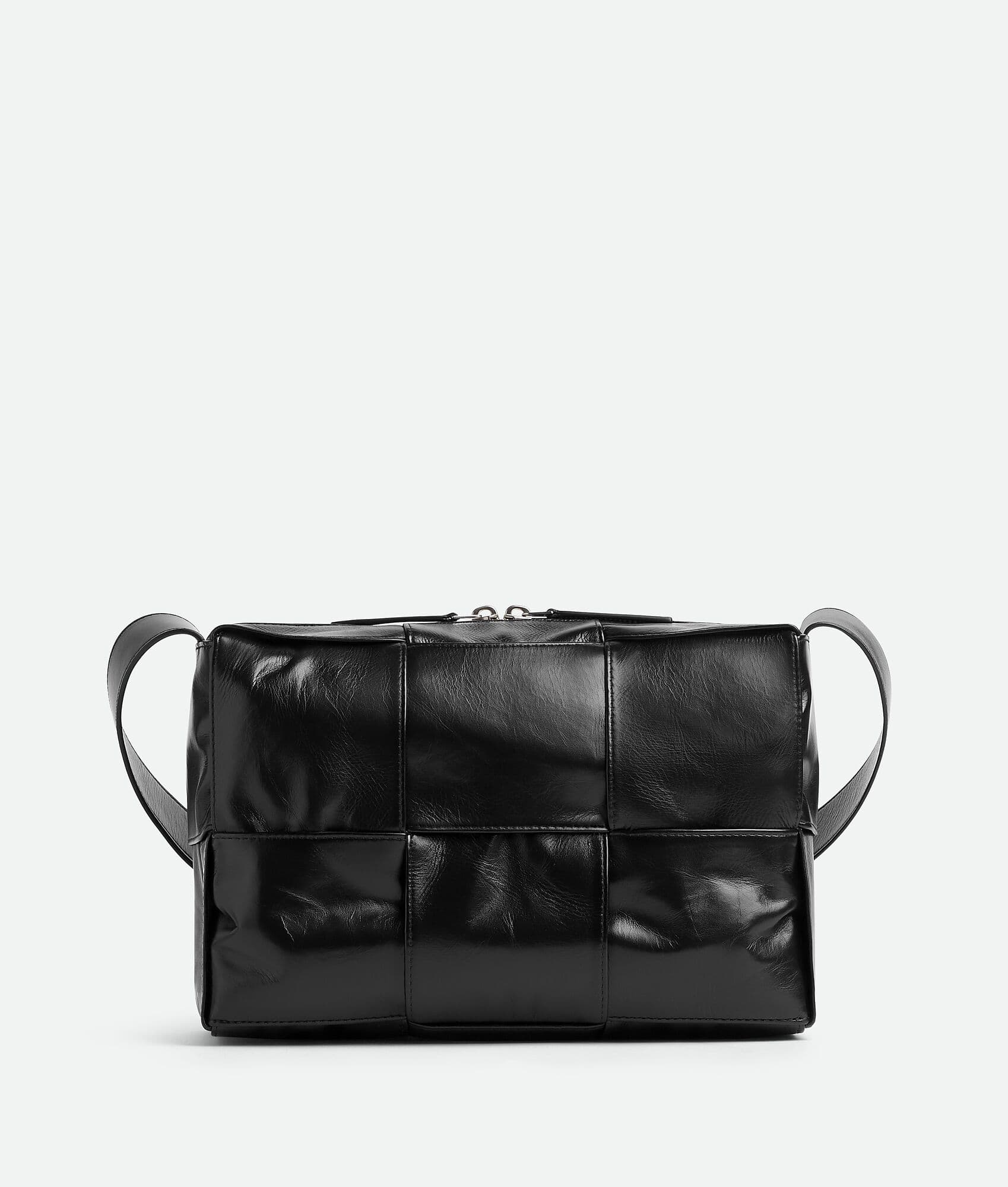 ARCO CASSETTE 紙質牛皮編織皮革斜背包 NT$ 95,400。(Bottega Veneta)