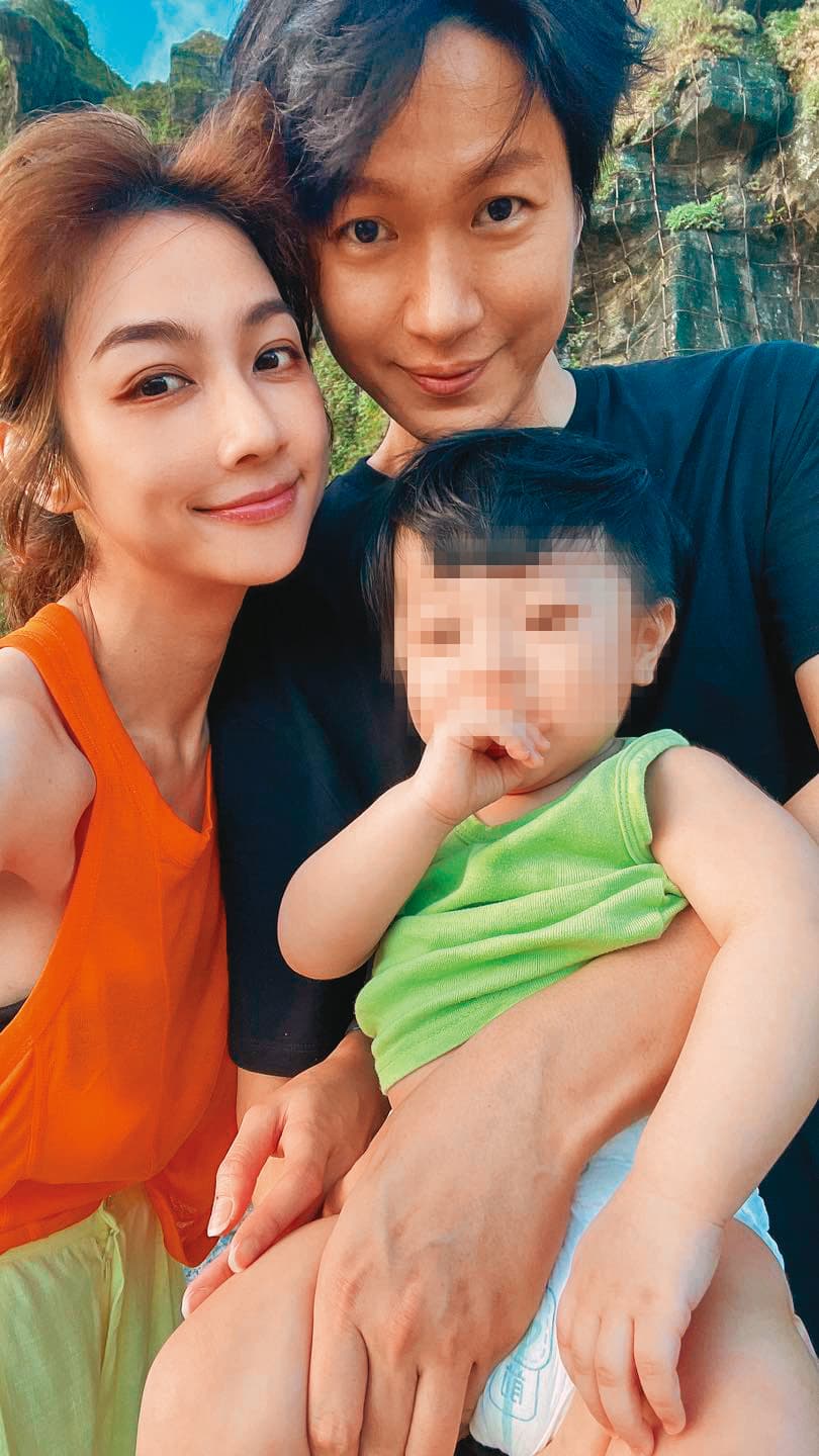 黃少谷(右)和妻子林采薇(左)的兒子已1歲多,正開始學說話。(翻攝自林采薇臉書)