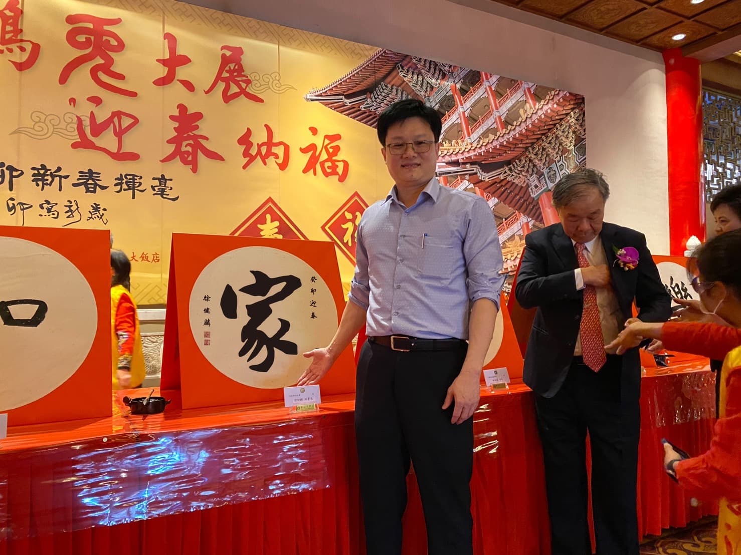 役政署副署長徐健麟參與現場揮毫活動。(役政署提供)