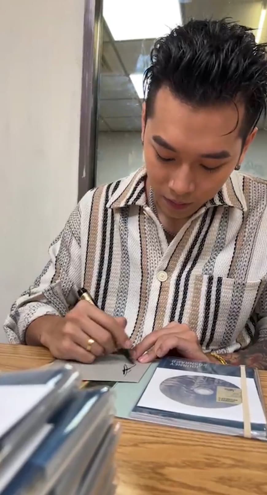 高爾宣親赴印刷廠體驗專輯生產的流程。(龍大謝音樂提供)