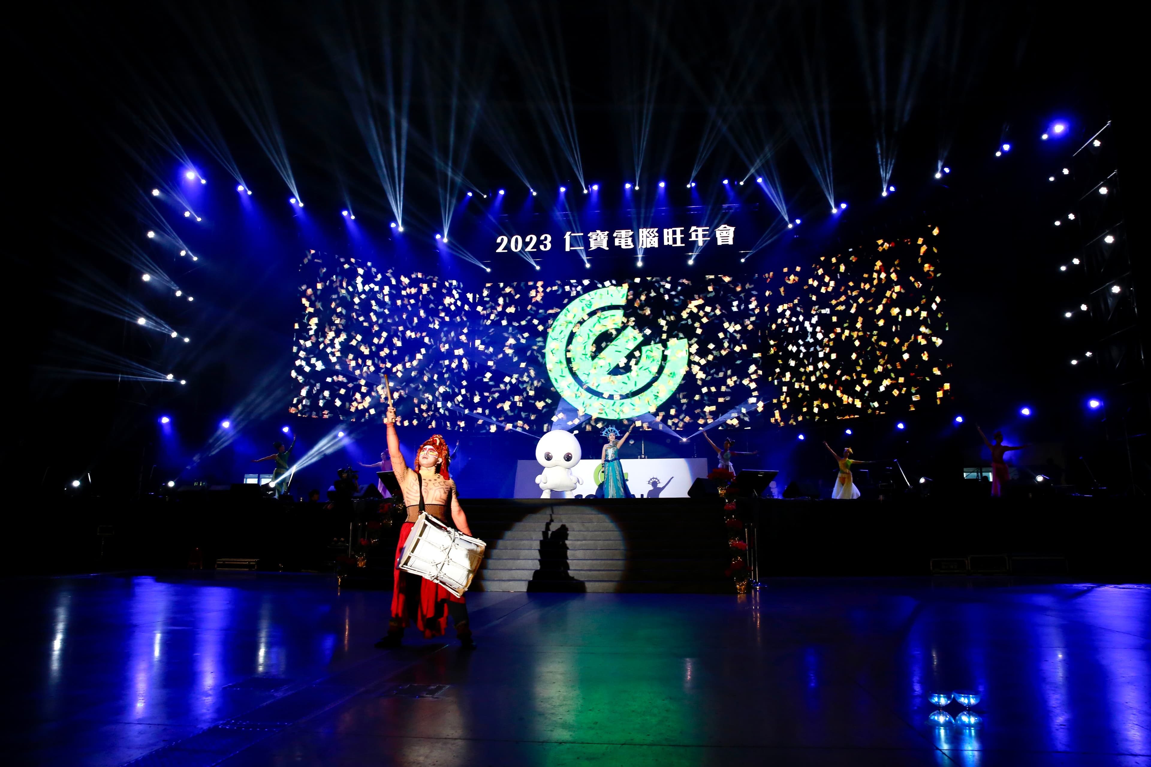金仁寶集團尾牙季登場,現場席開900桌,預計發出總獎金4,000萬元大紅包。