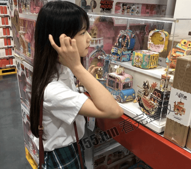「吃土少女」平時走清純可愛路線。(翻自《黑料不打烊》)