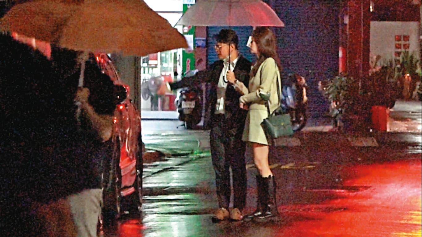 2023年1月15日01:26,
餐敘到半夜後,2人共撐1把傘、邊走邊抽菸,謝泊泓甚至不顧官員身分就違法隨手亂丟菸蒂。