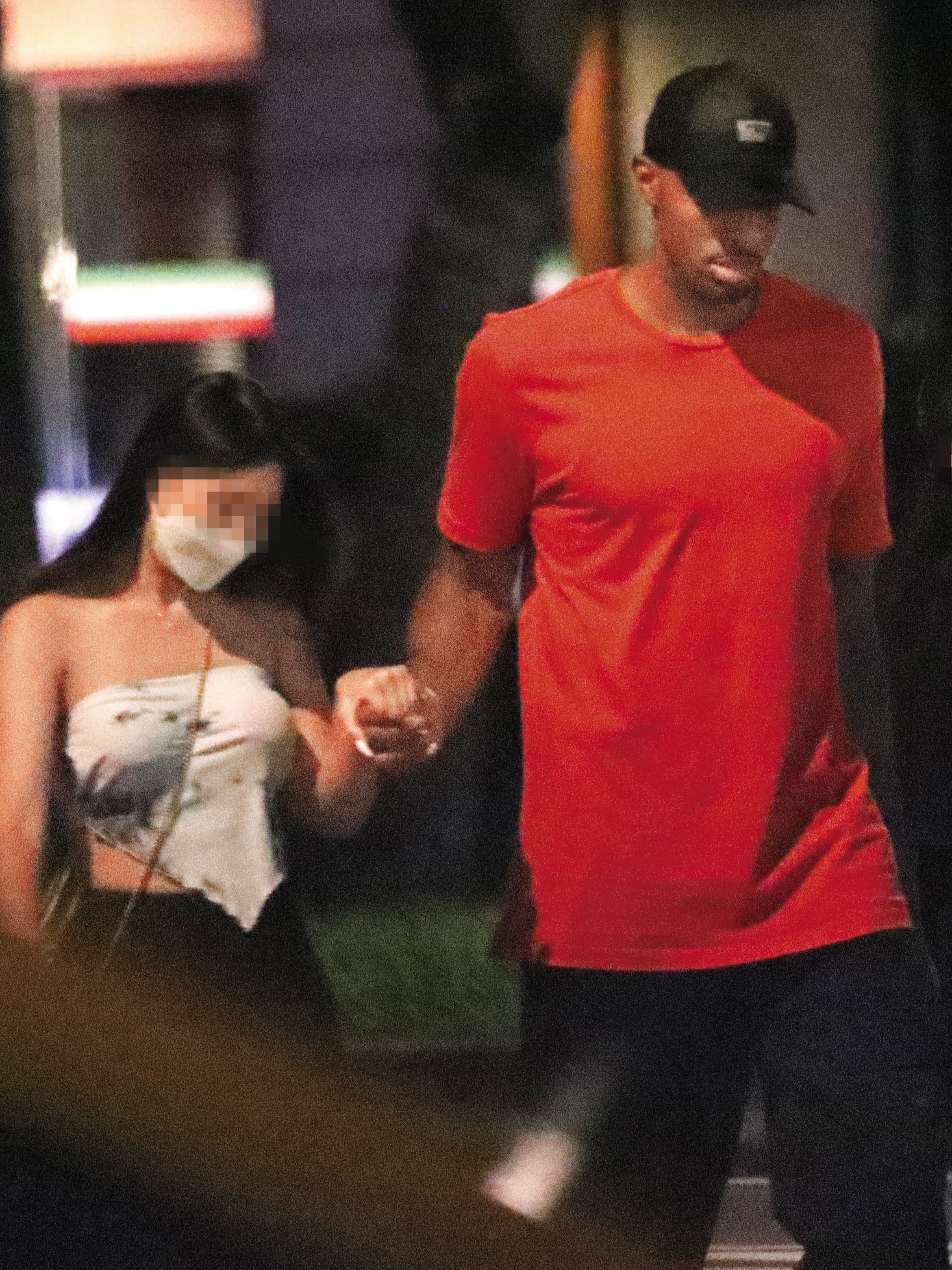戴維斯一路牽著嫩妹,她僅身著似肚兜的短衫,打扮十分火辣。
