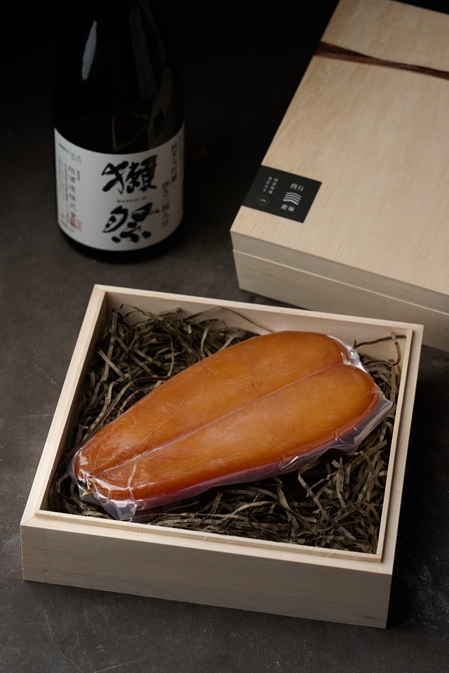 四行倉庫「野生烏金・獺祭吟釀」。(1,280元/六兩)(四行倉庫提供)