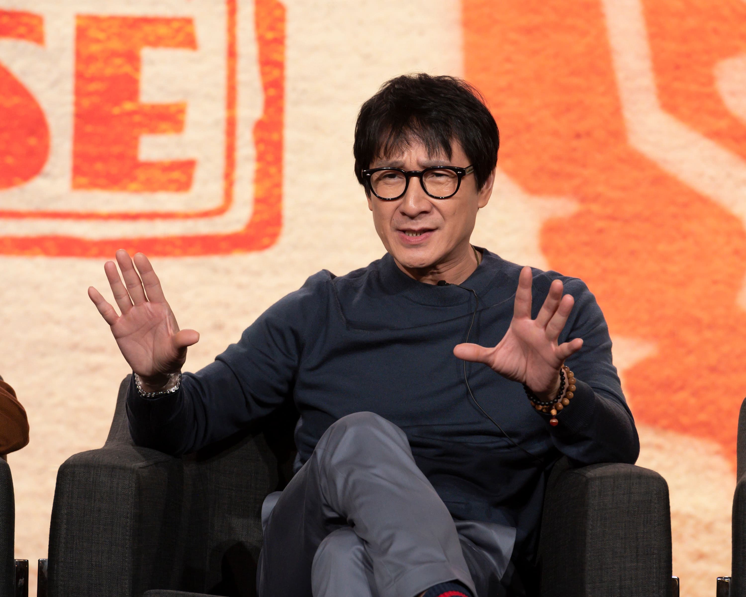 關繼威提到演出90年代,對於亞裔演員的刻板印象,好讓現代觀眾反思與對話。(Disney+提供)