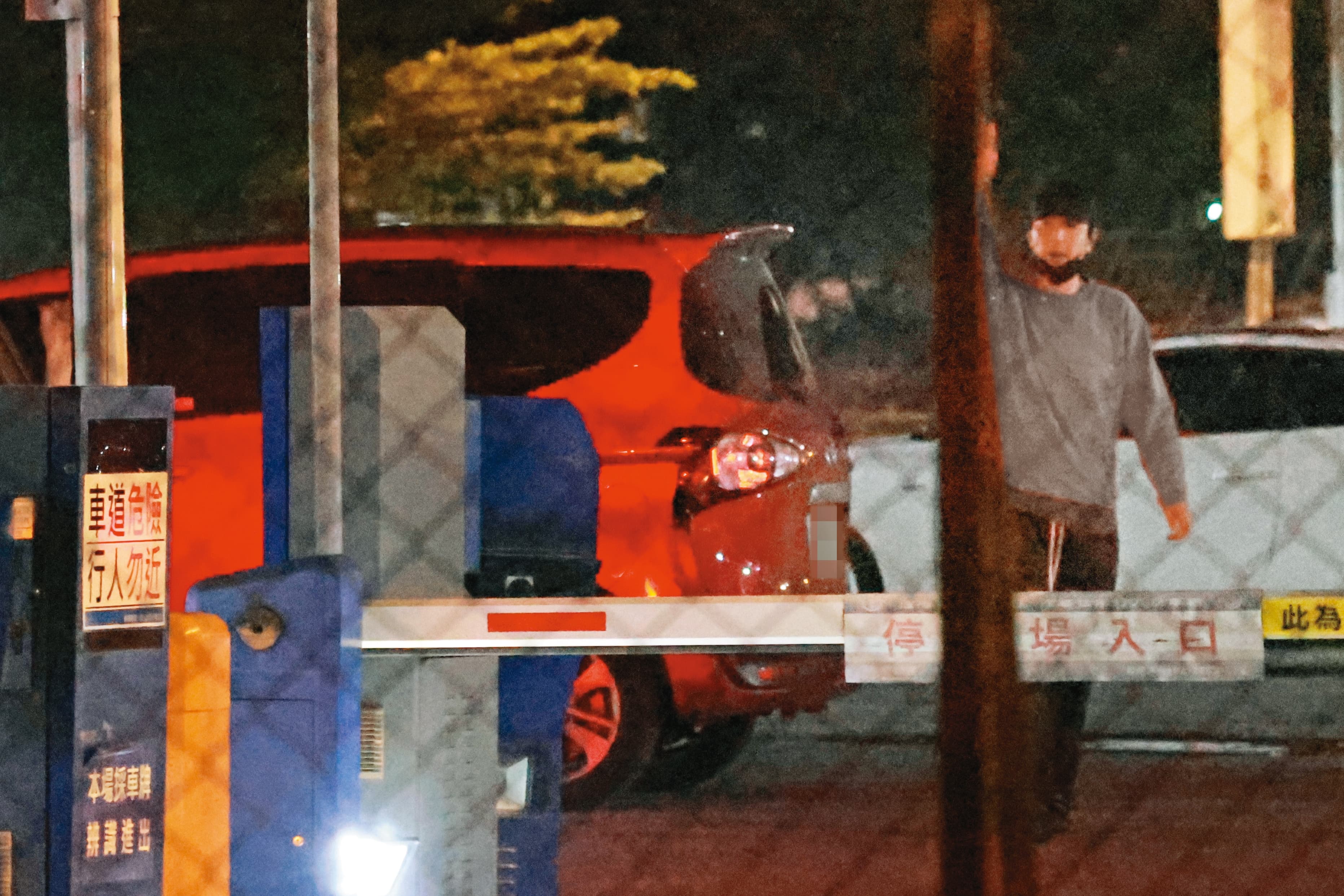 20:01 趙又廷不但立正站好目送父母離開,還熱情揮手道再見。