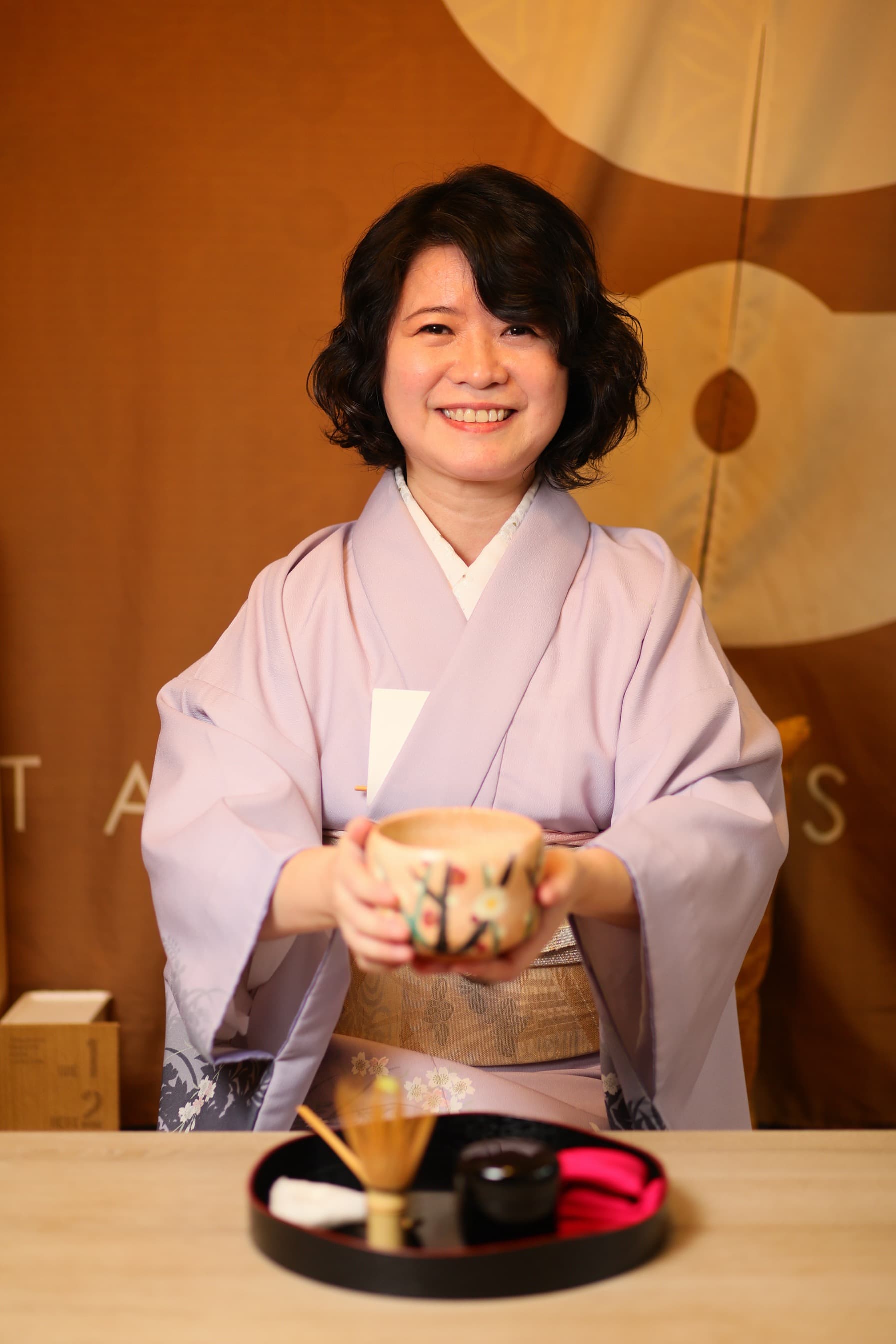 和菓子與茶道關係密切,吳蕙菁(Emily)除了赴日習得道地的和菓子技藝,也修習裏千家茶道多年。