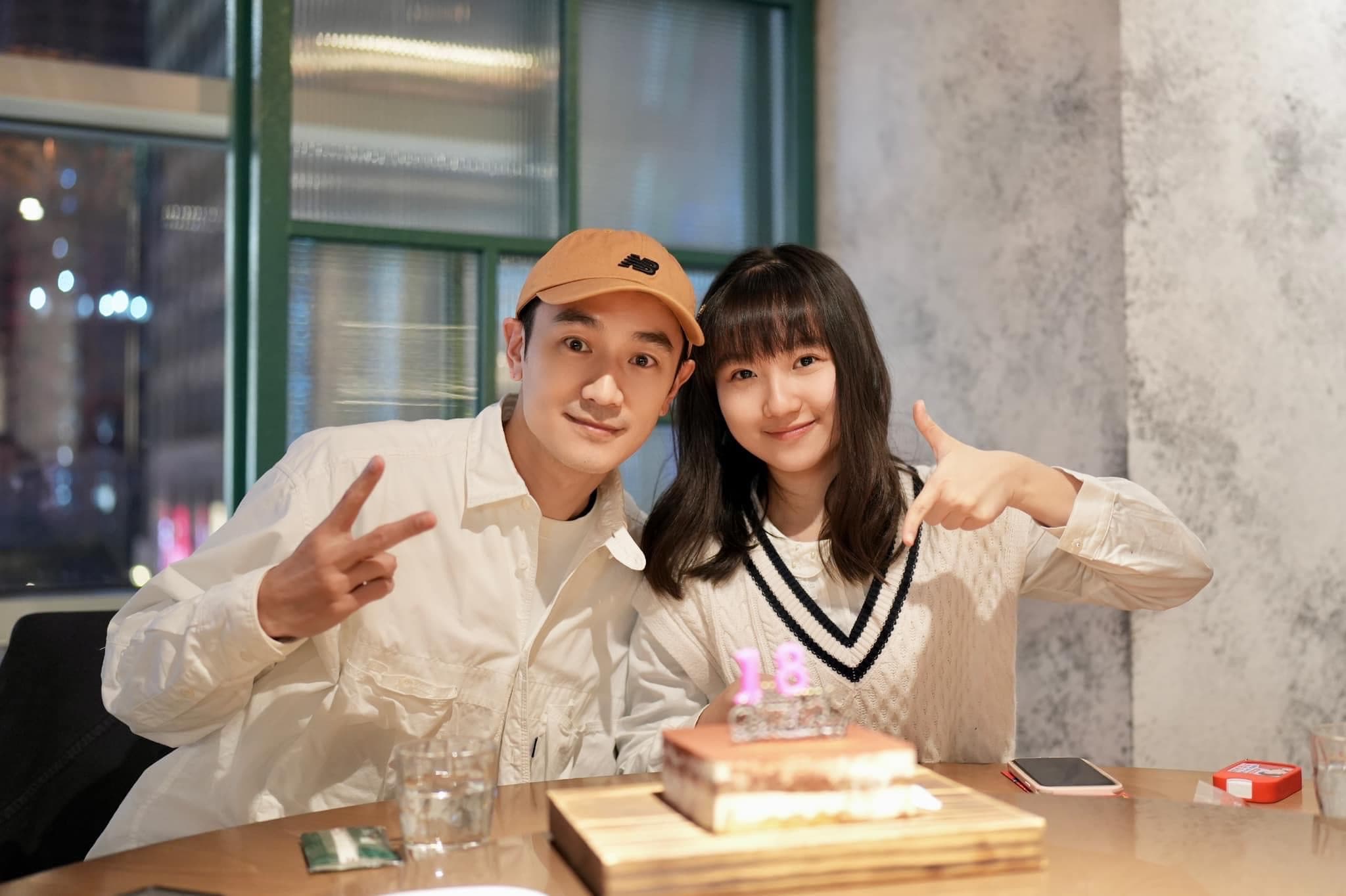 林佑威為樂樂慶祝18歲生日。(翻攝自林佑威臉書)