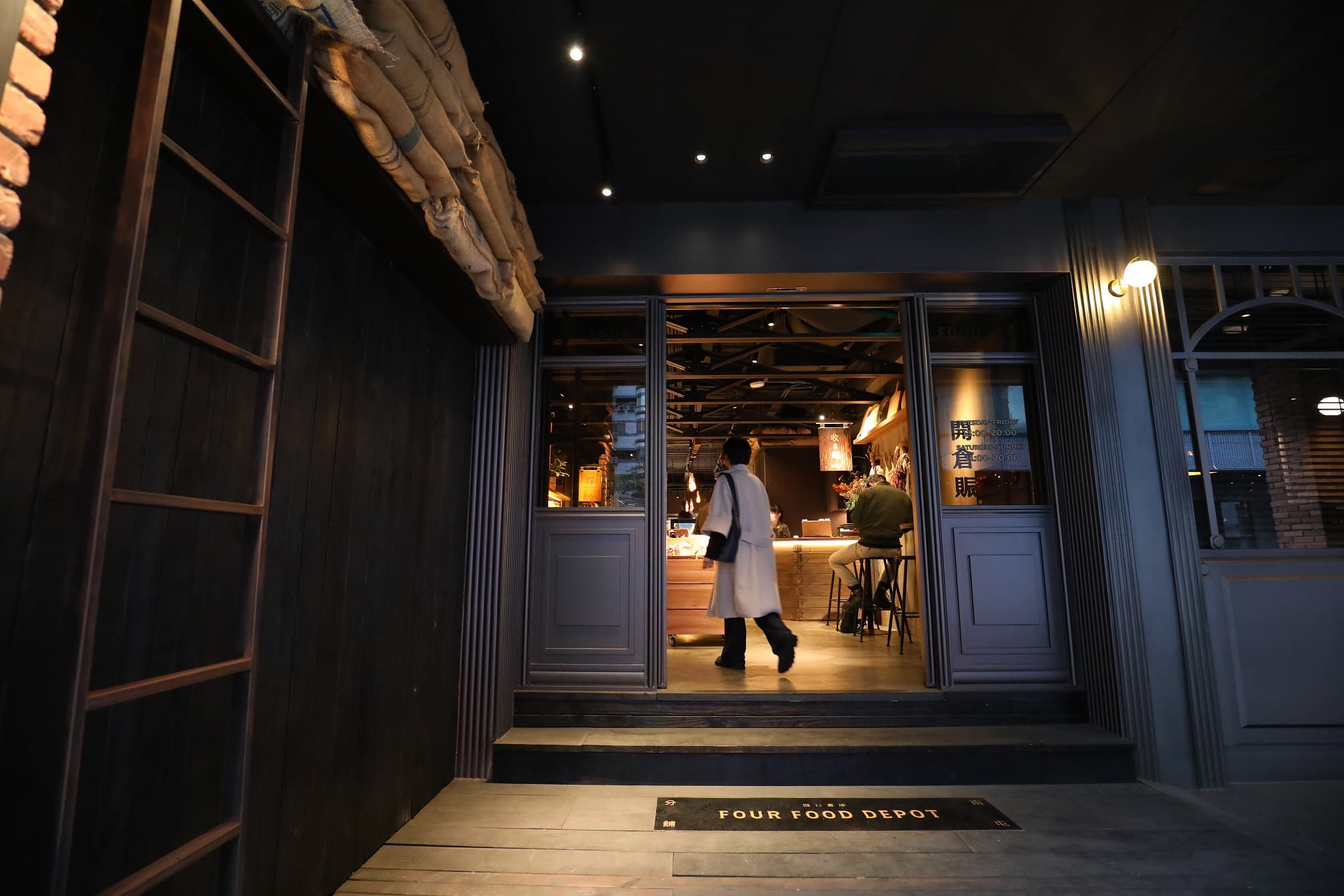 緊鄰「燒肉中山」台中店,「四行倉庫」以充滿設計感的陳列及優質生鮮選物搶攻台中頂級客層。