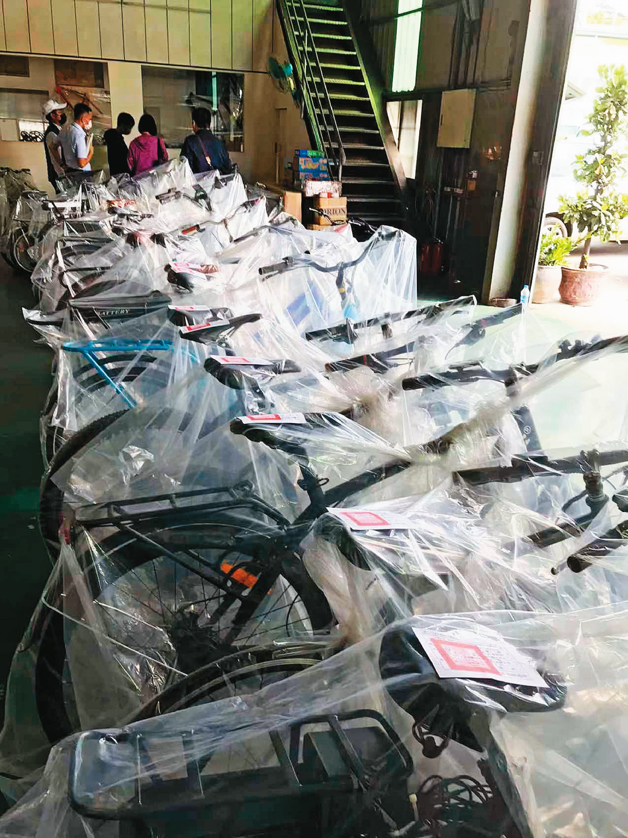 去年12月,惠承遭張乃千反告,工廠的成品因此被假扣押。(惠承提供)